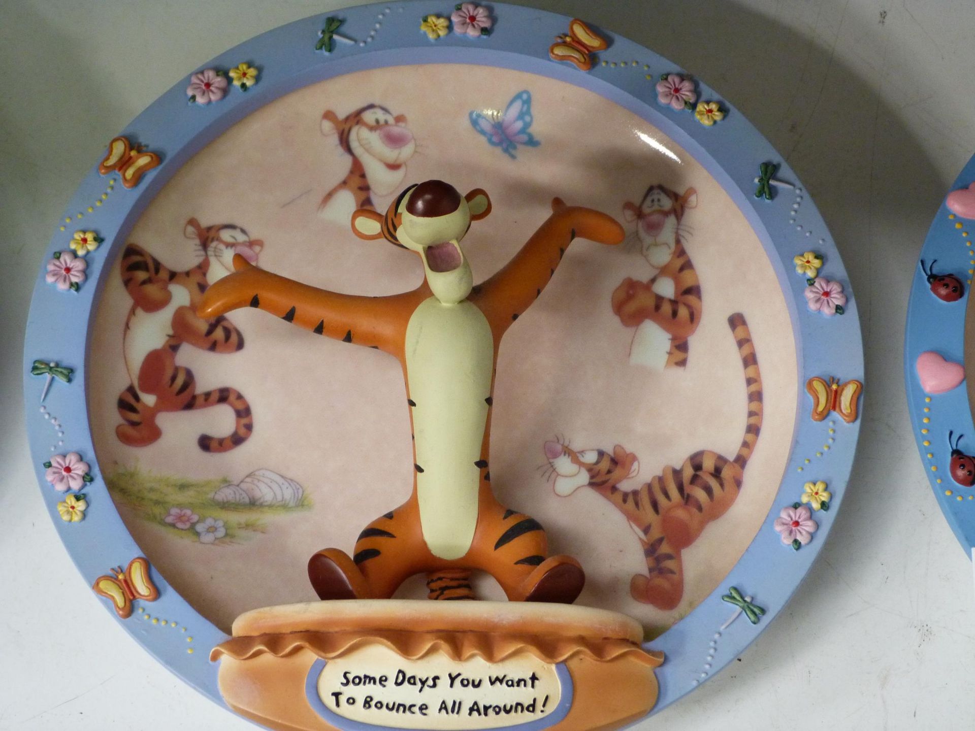 Two shelves to contain fourteen '100 Acres Days' Wall Hanging Display Plates of 'Winnie the Pooh' - Image 6 of 7