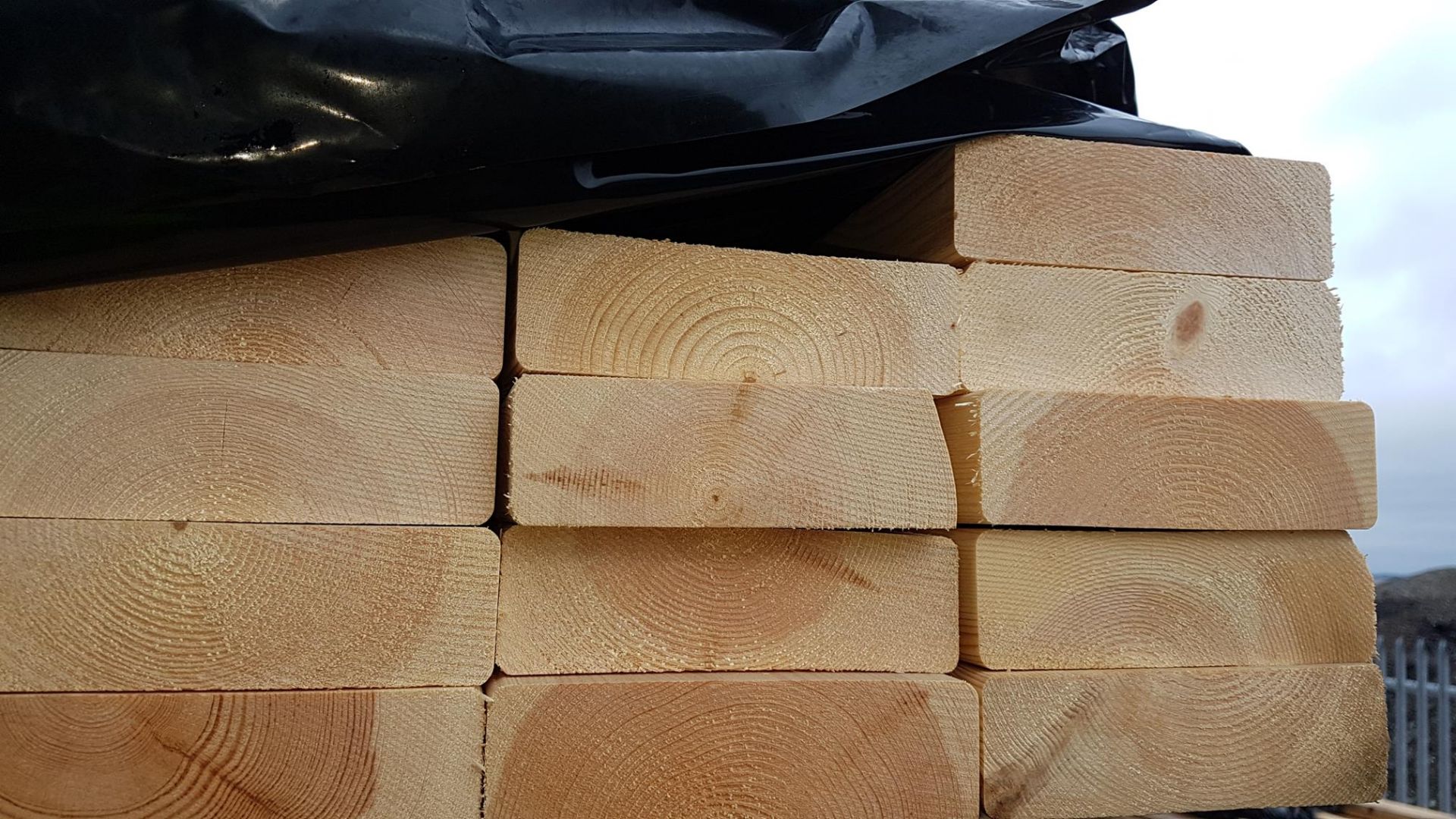 * Timber: 47x150 (44x144), 4 rounded corners, 42 pieces @ 1481mm length. Sellers ref. X1980. This