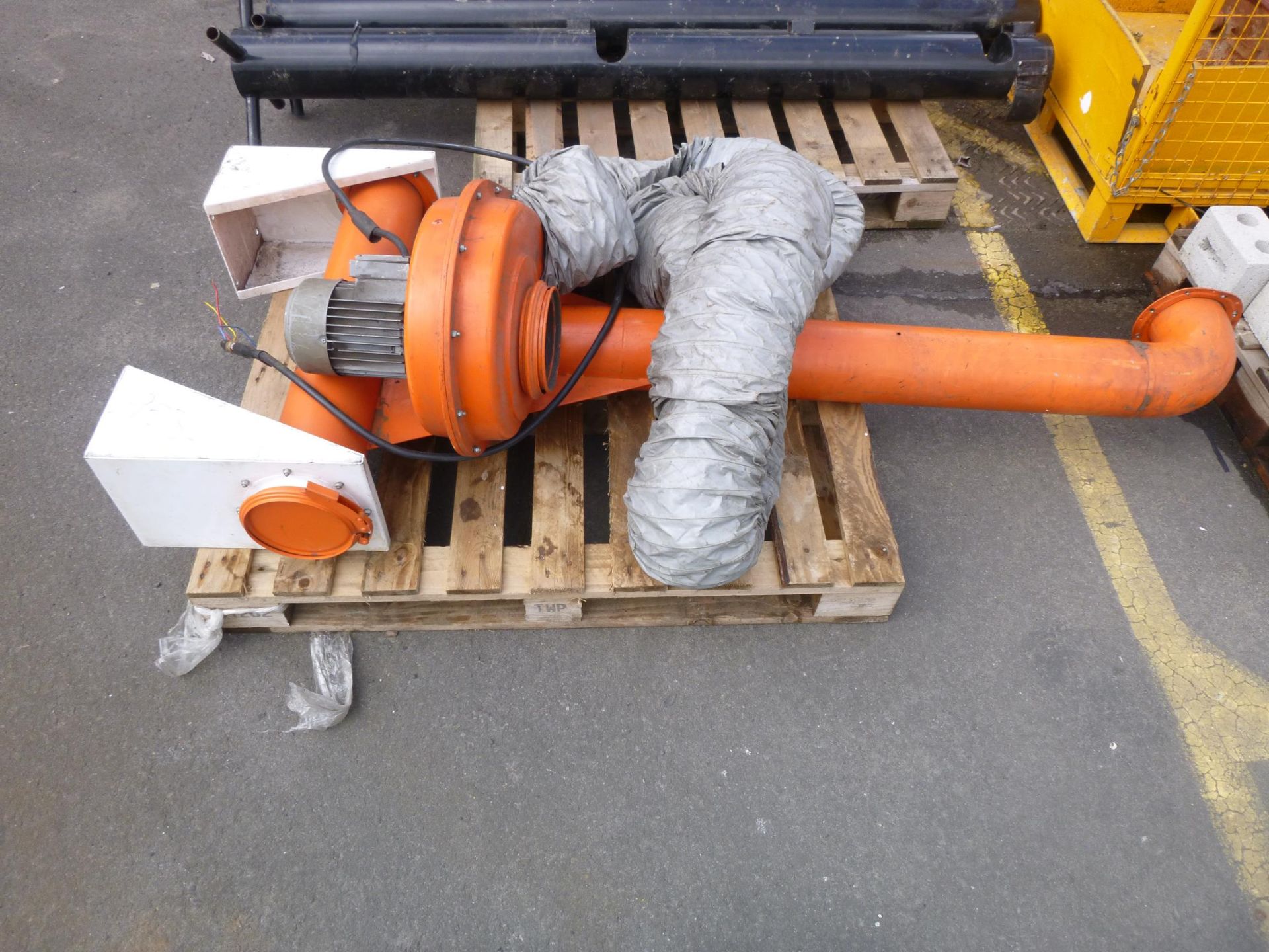 * A Jib Dust Extraction Unit. Please note there is a £10 Plus VAT Lift Out Fee on this lot