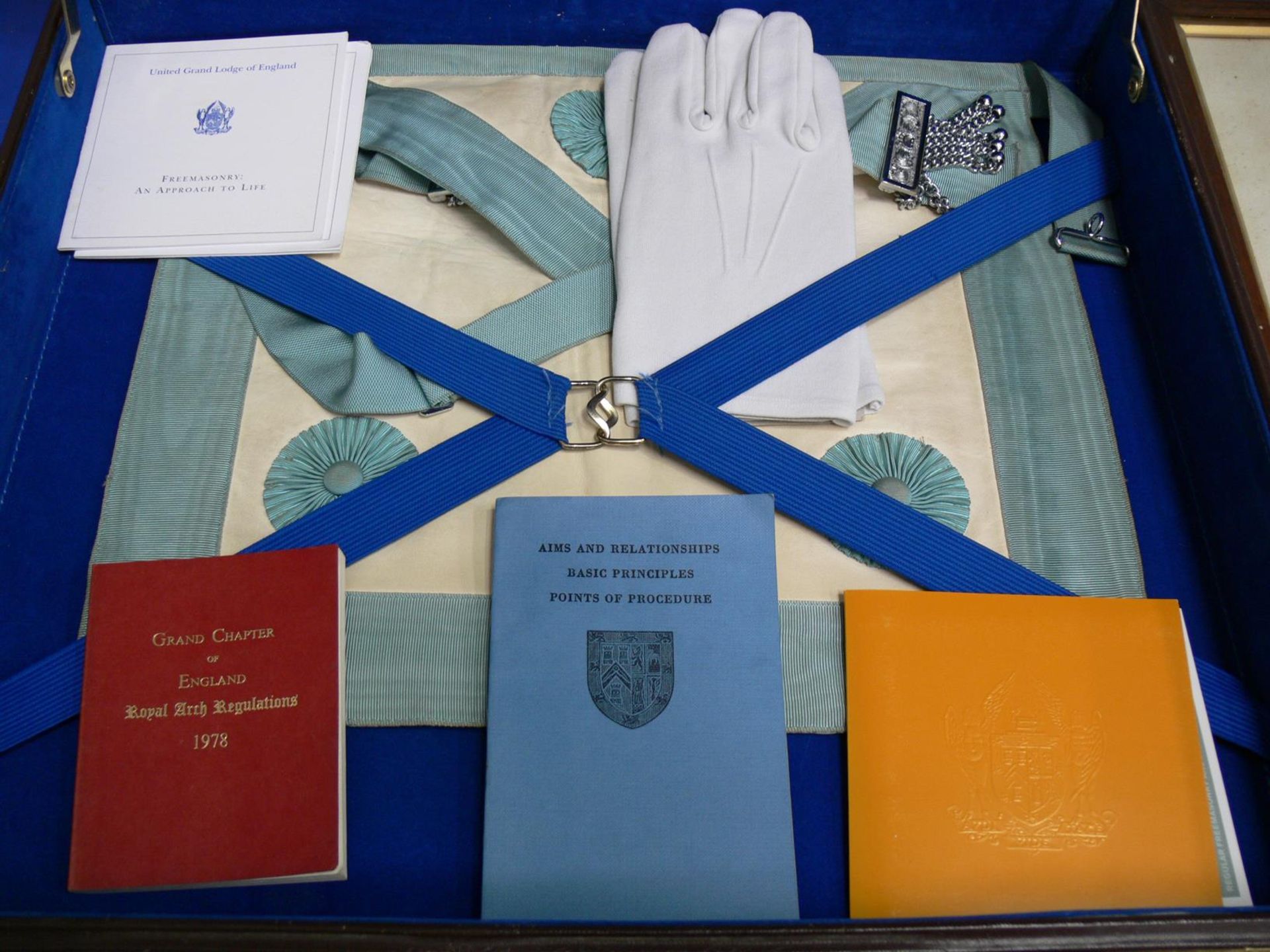 A Large (Grand Lodge) size Masonic Regalia case, together with a Master Mason's Apron, White - Bild 2 aus 7