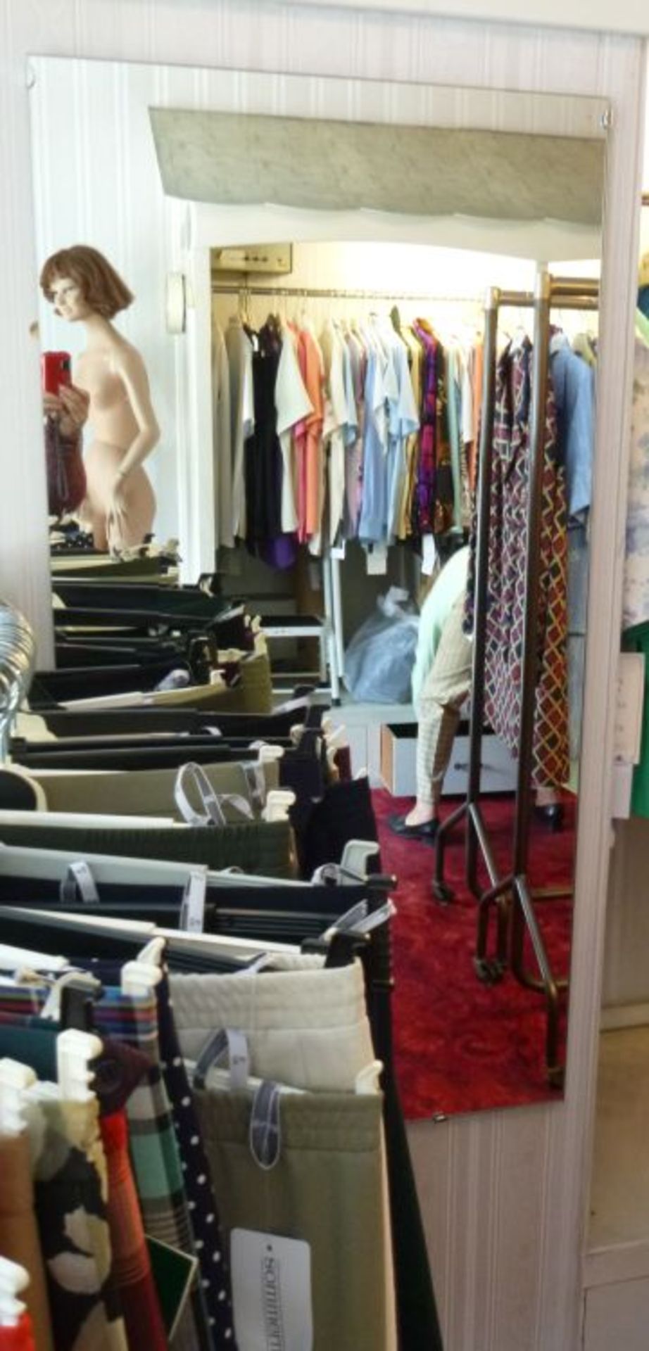 Entire Contents of a Ladies Clothing Retailer. The renowned former 'Margo' Boutique in Scunthorpe - Bild 73 aus 97