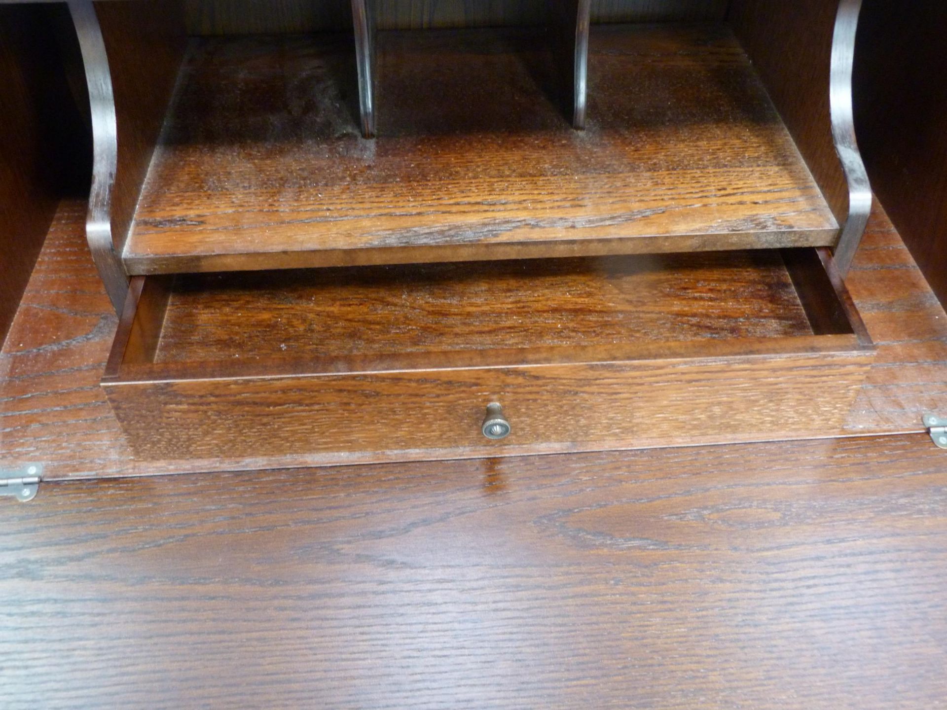 A Writing Desk with fitted interior and carved Front above cupboard with single shelf (H100.5cm, - Bild 3 aus 4
