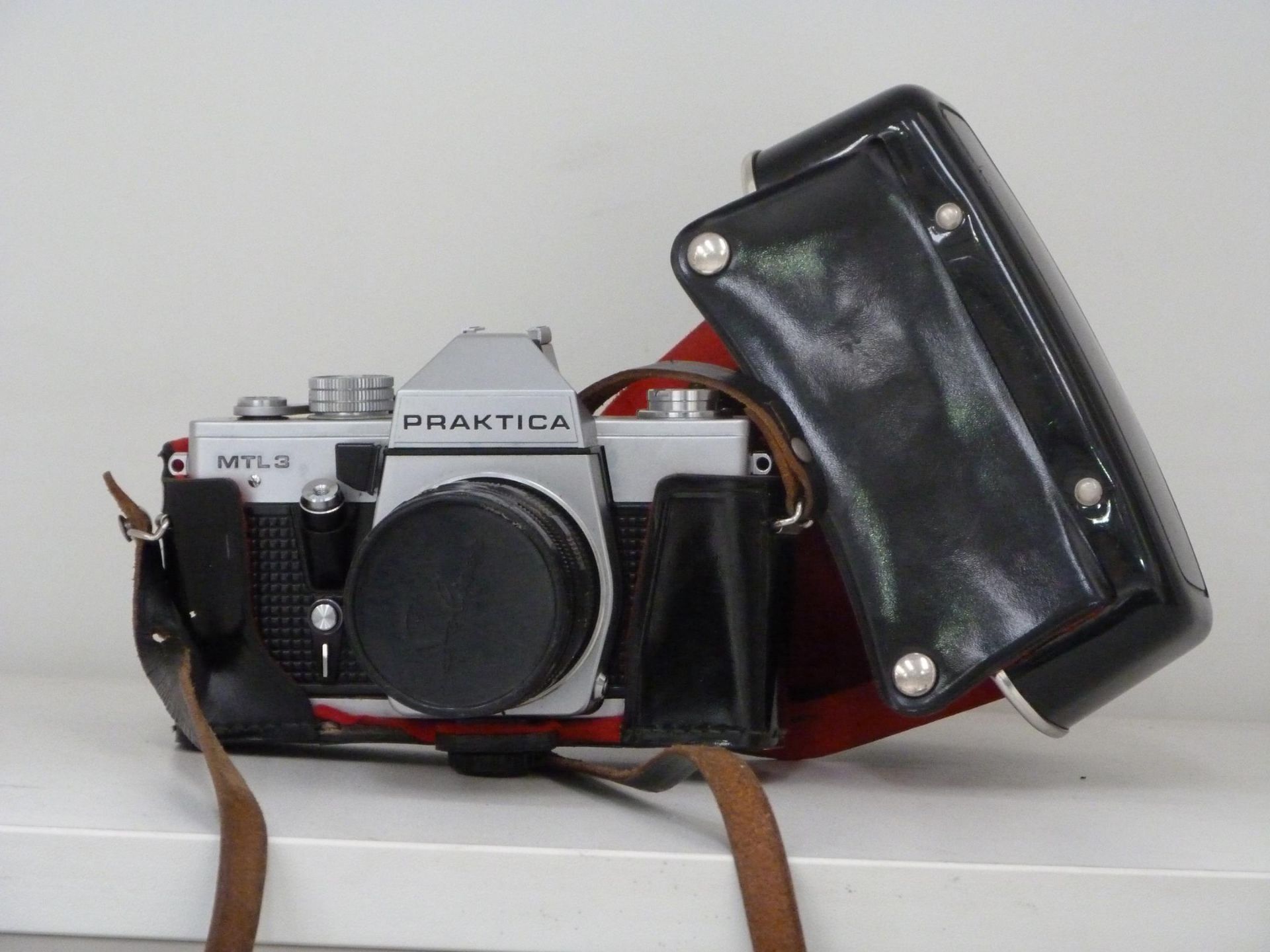 A selection of Camera Equipment to include Cases, a Lens Vivitar Flash and a Praktica MTL3 Camera ( - Bild 3 aus 3