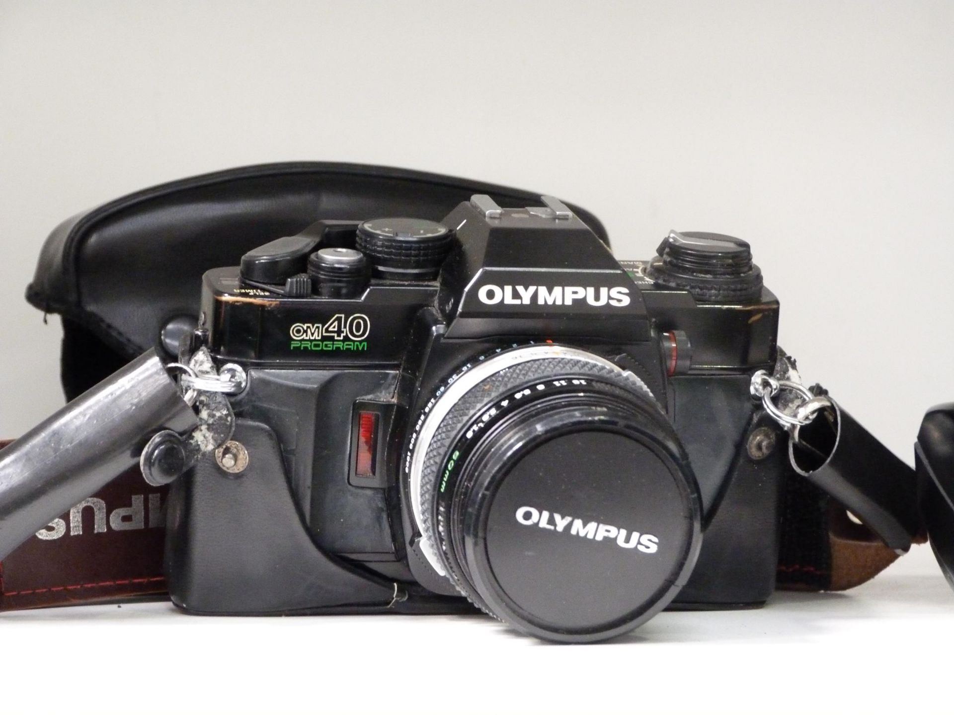 An Olympus OM40 Program Camera comes with Olympus Full Auto Flash and Olympus OM System Auto-Zoom - Bild 2 aus 3