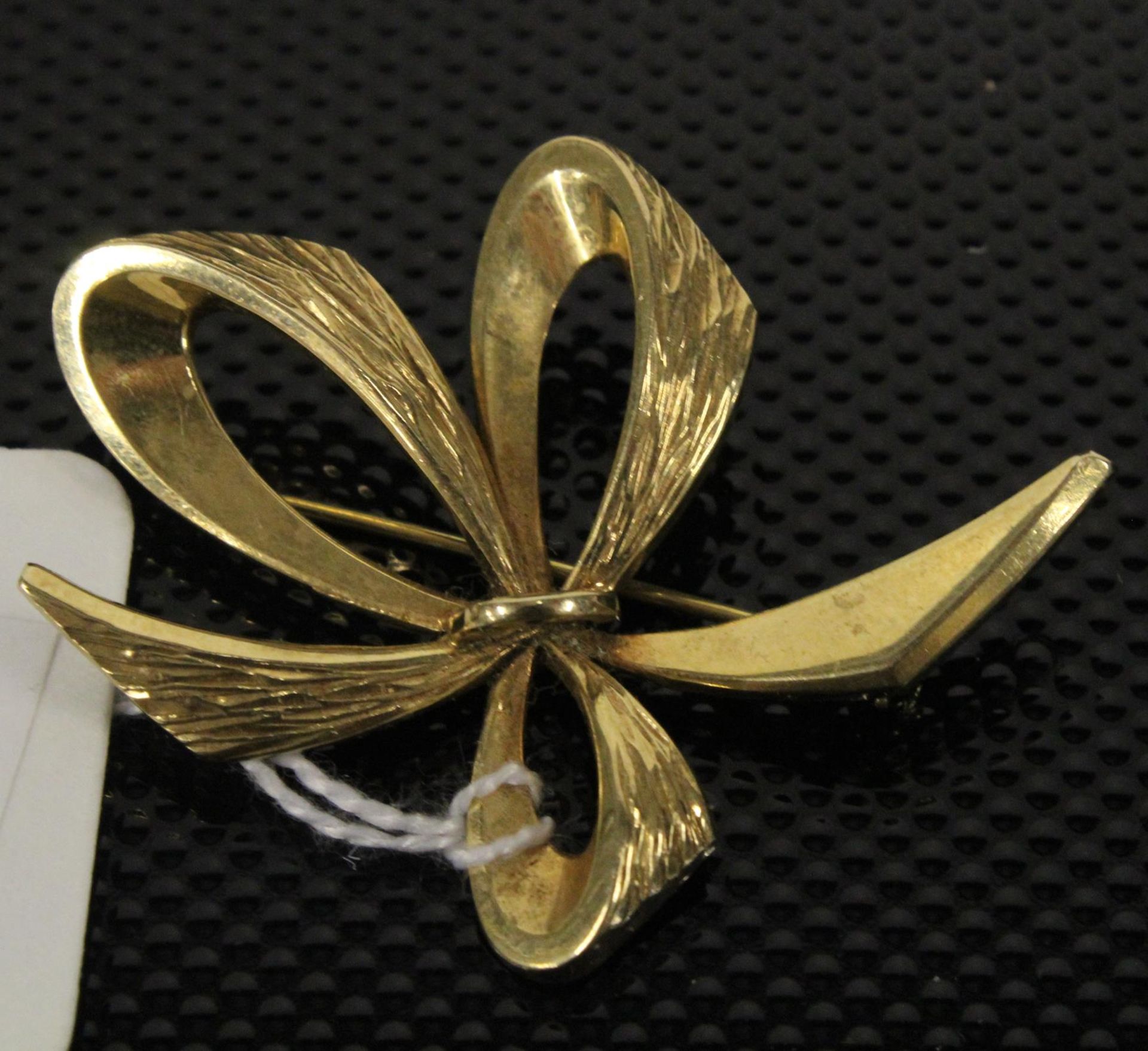 A 9ct Gold ribbon shaped Brooch together with a small 9ct leaf shape Brooch, both boxed. (Est. £ - Image 2 of 6