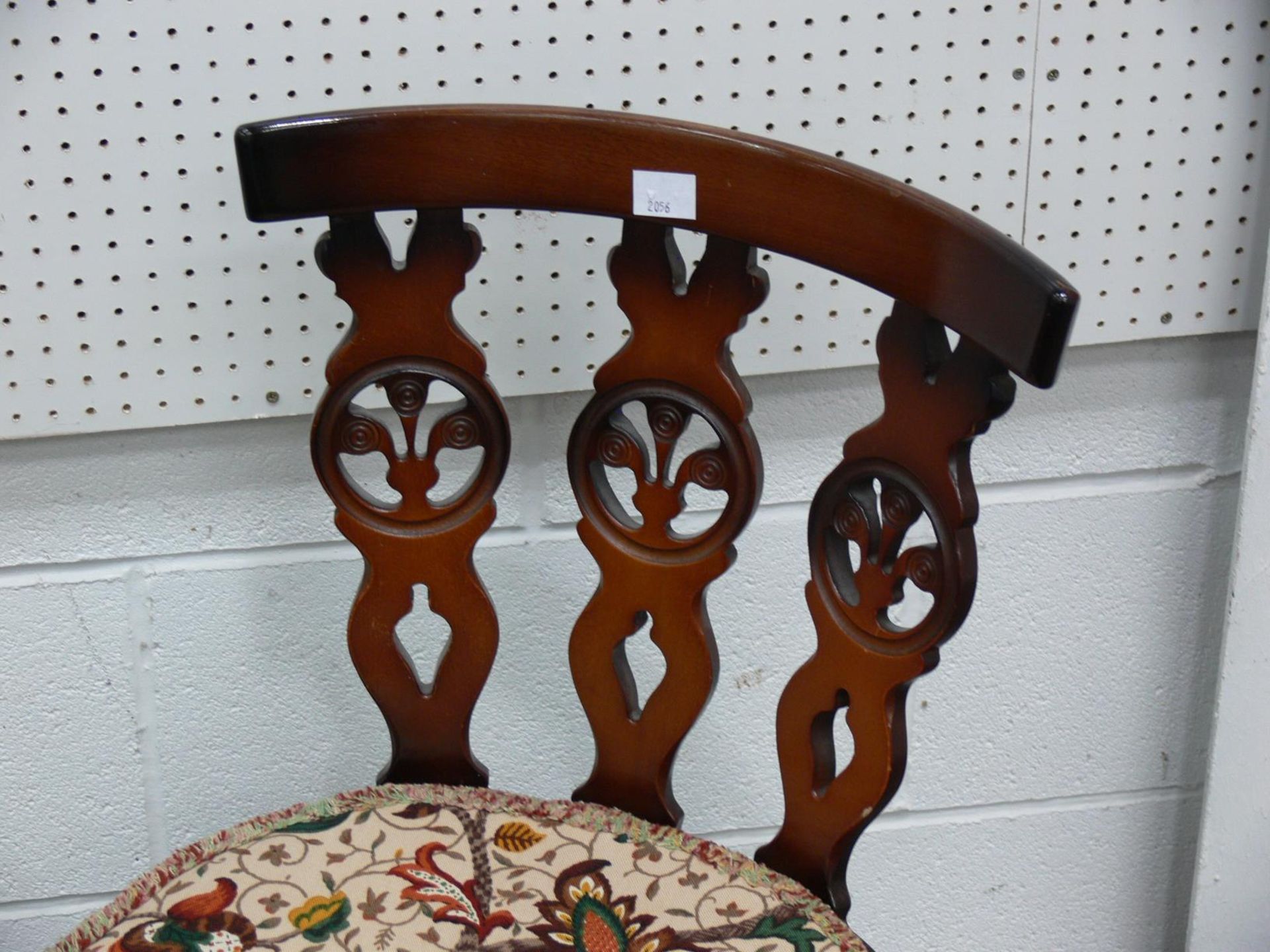 Windsor Drop Leaf Gateleg Table with 4 Cushioned Fleur De Lis Chairs. (Table H70cm, W128cm, - Image 4 of 5