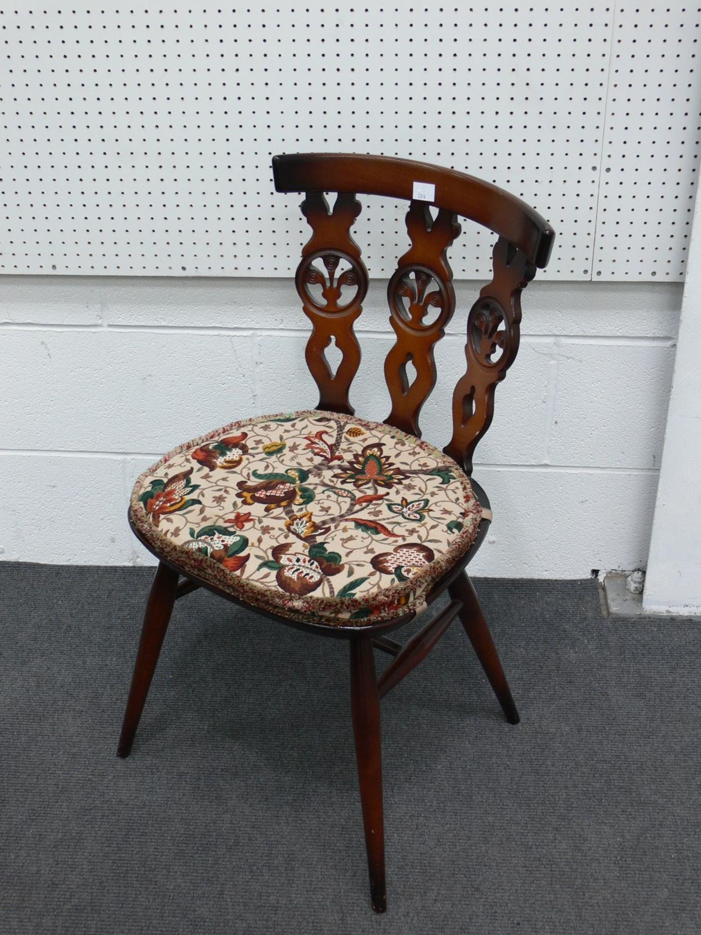 Windsor Drop Leaf Gateleg Table with 4 Cushioned Fleur De Lis Chairs. (Table H70cm, W128cm, - Image 3 of 5