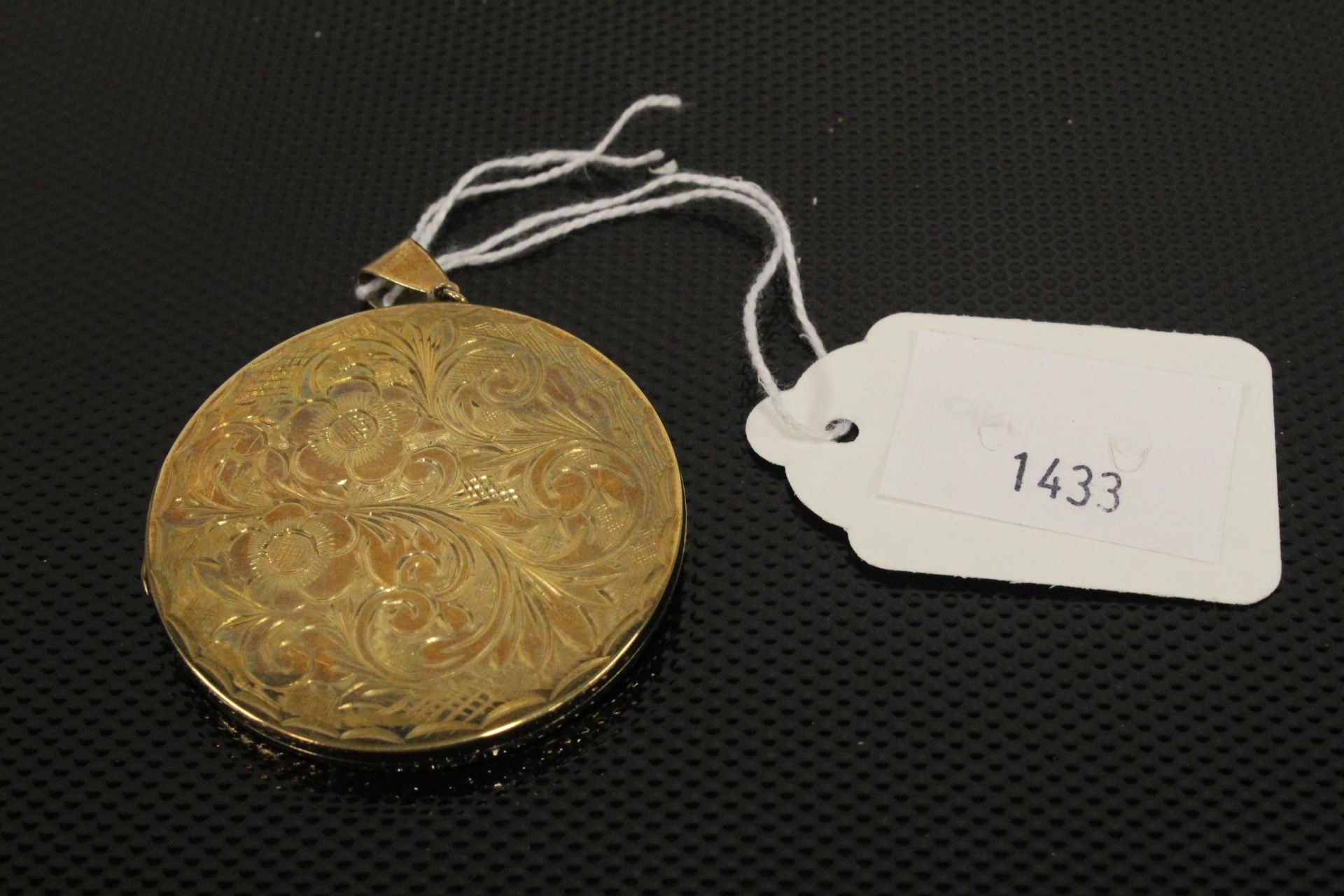 A large 9ct Gold circular Photo Pendant/Locket 17gms gross wt. (Est. £150 - £180)