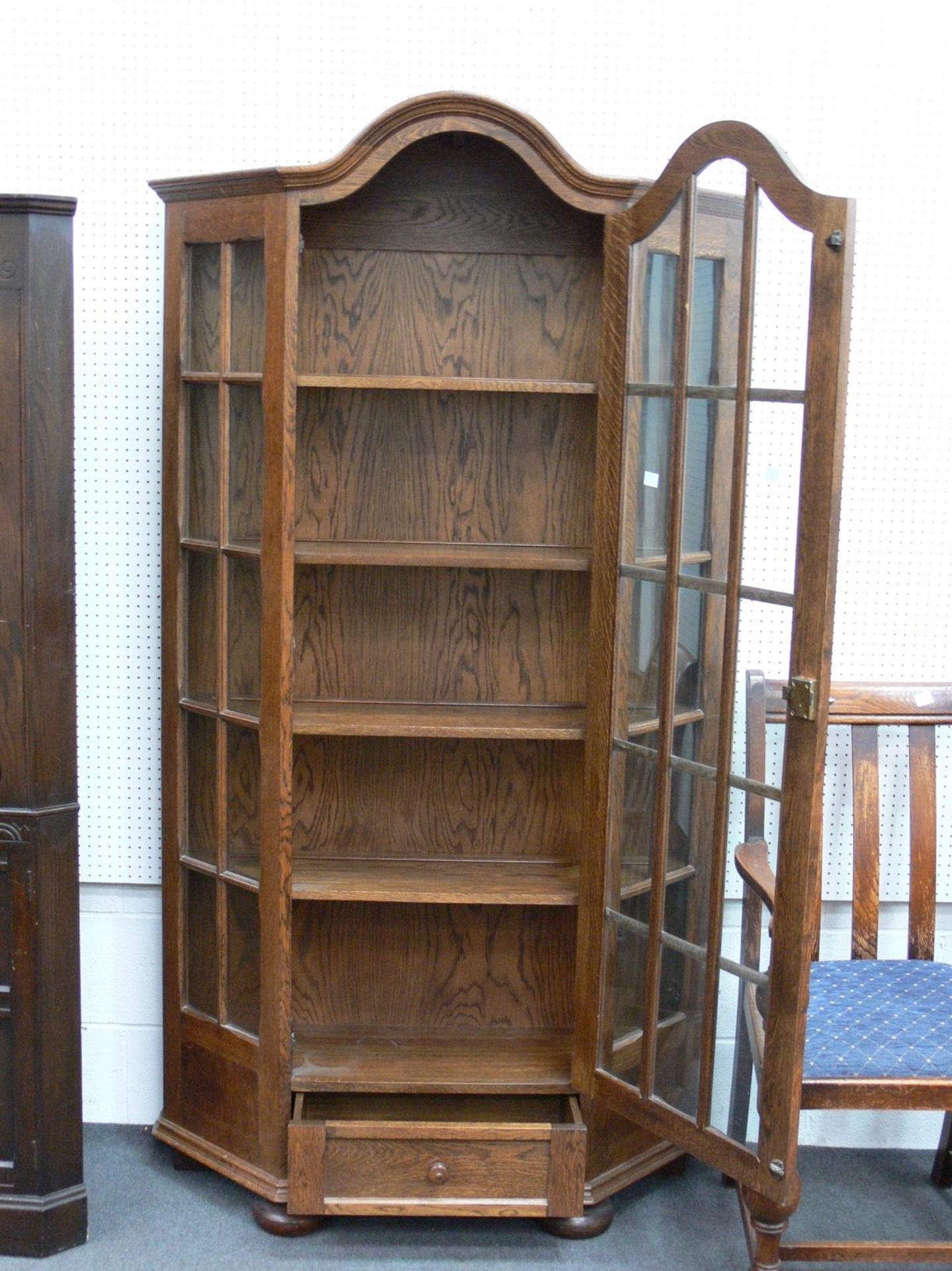 An Oak Standing Display Cabinet with lockable door, and single drawer below (H193cm W110cm - Image 2 of 2