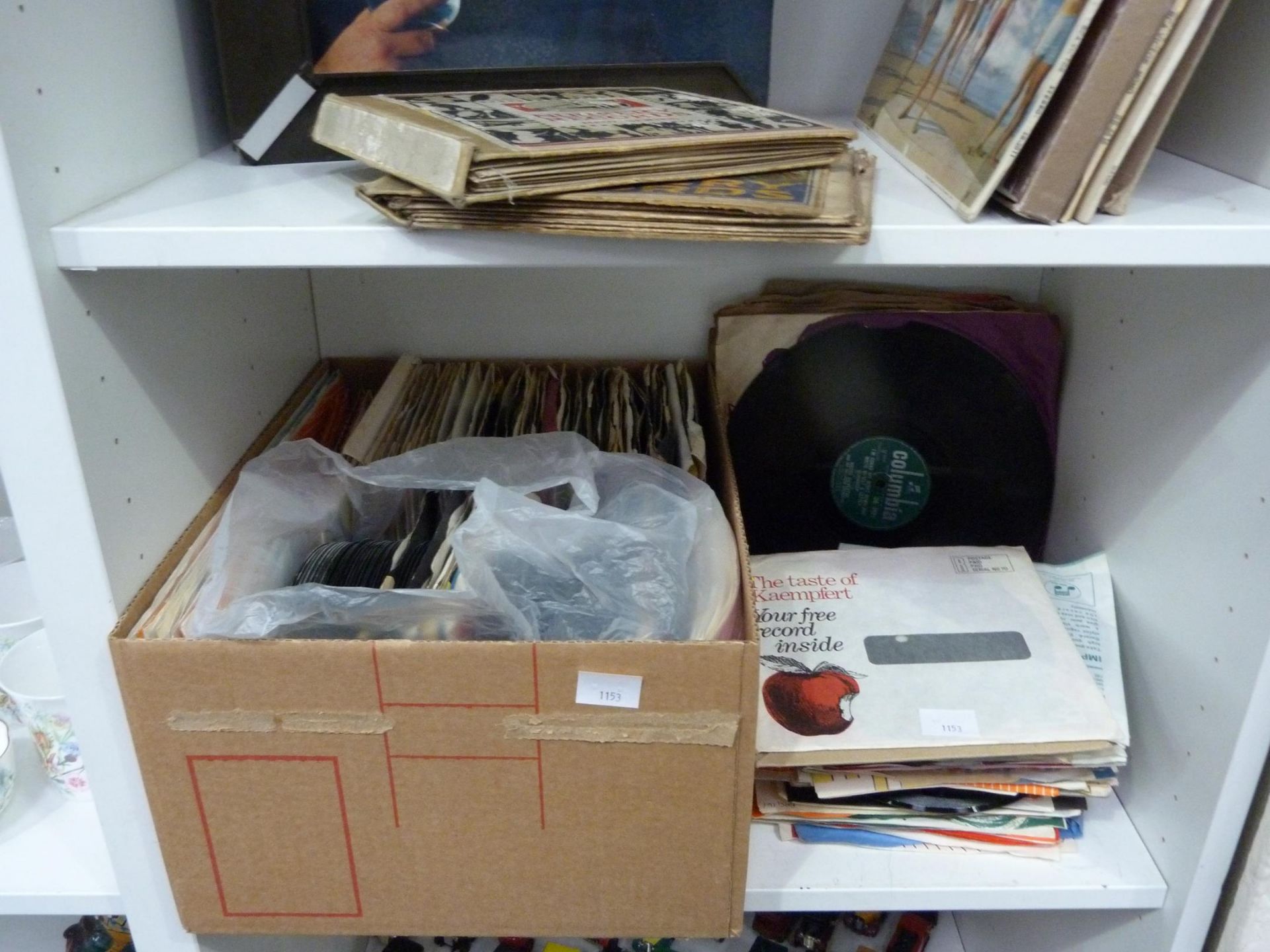 Two shelves to contain an assortment of Vinyl Records to include Jim Reeves, The Sound of Music, - Bild 2 aus 2