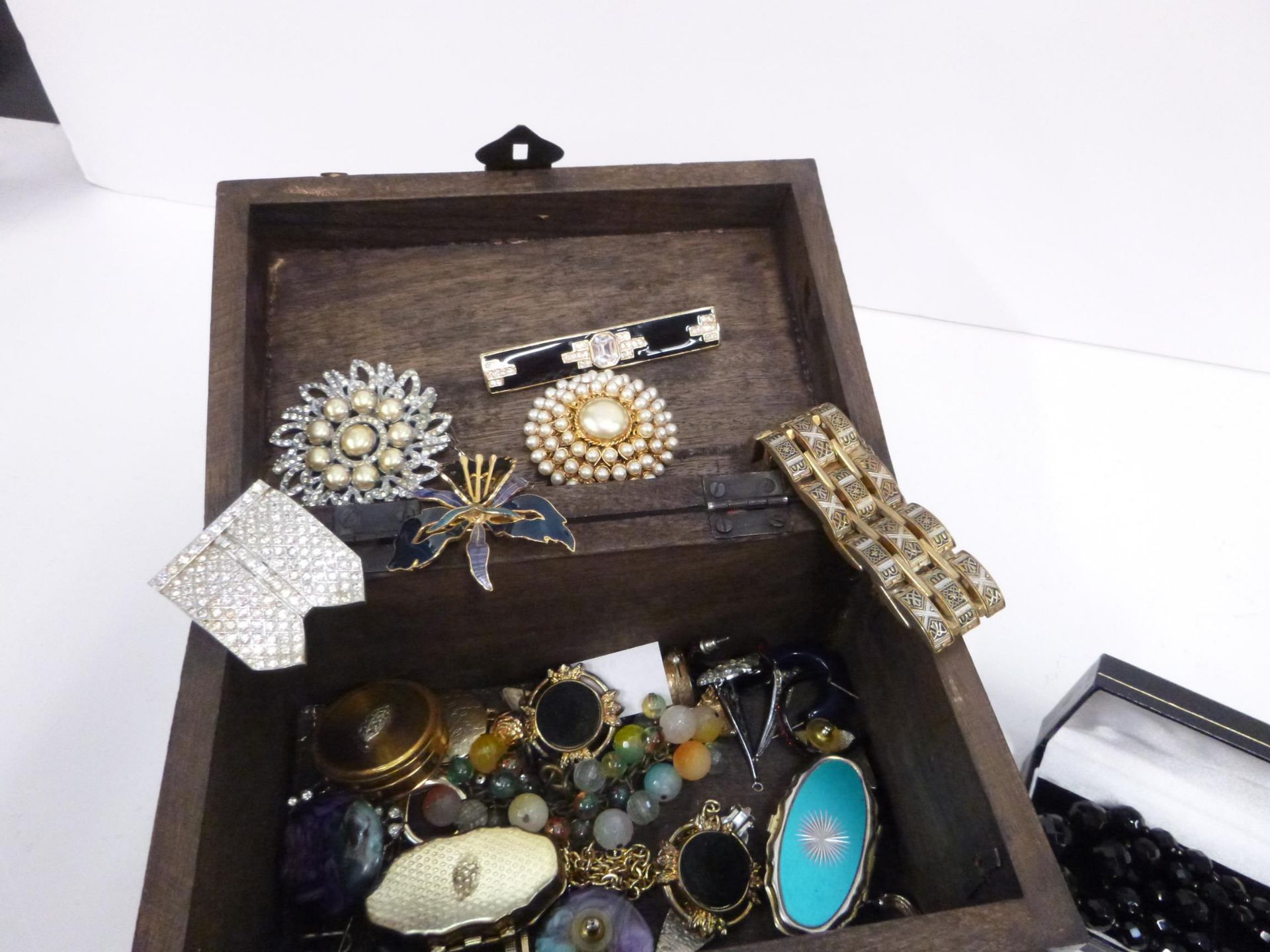 A qty of boxed Antique/Vintage Costume Jewellery and Two Jewellery Boxes with Costume Jewellery. ( - Image 2 of 5