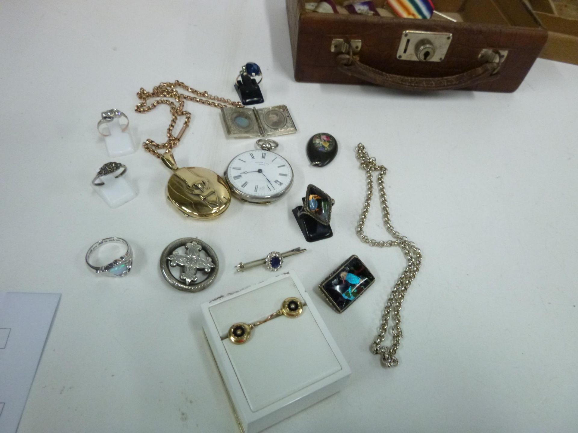 A Vintage Crocodile Jewellery Case and contents to include Antique and Vintage Gold and Silver - Image 4 of 6