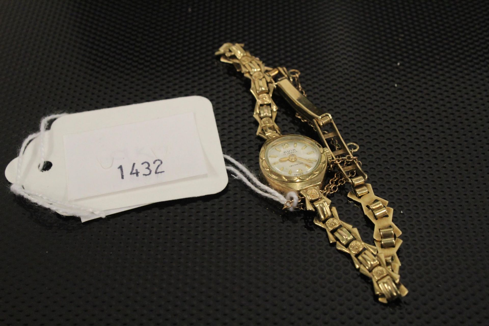 A Lady's 9ct Gold Avia 17 jewel Wristwatch with flexible strap. (Est. £150 - £200)