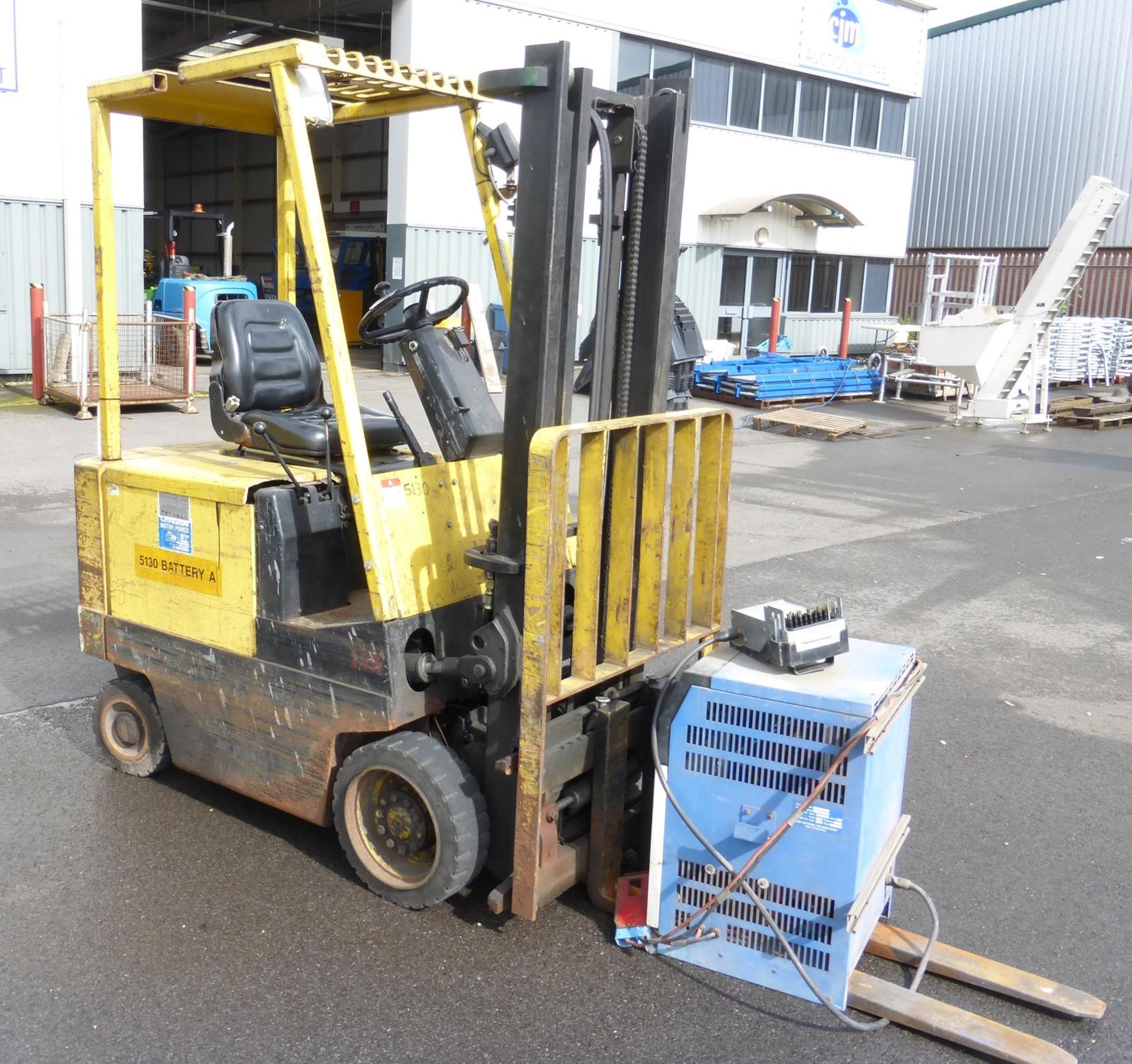 * Hyster 1200Kg electric Forklift C/W Charger 'spares or repair'. Please note there is a £20 plus