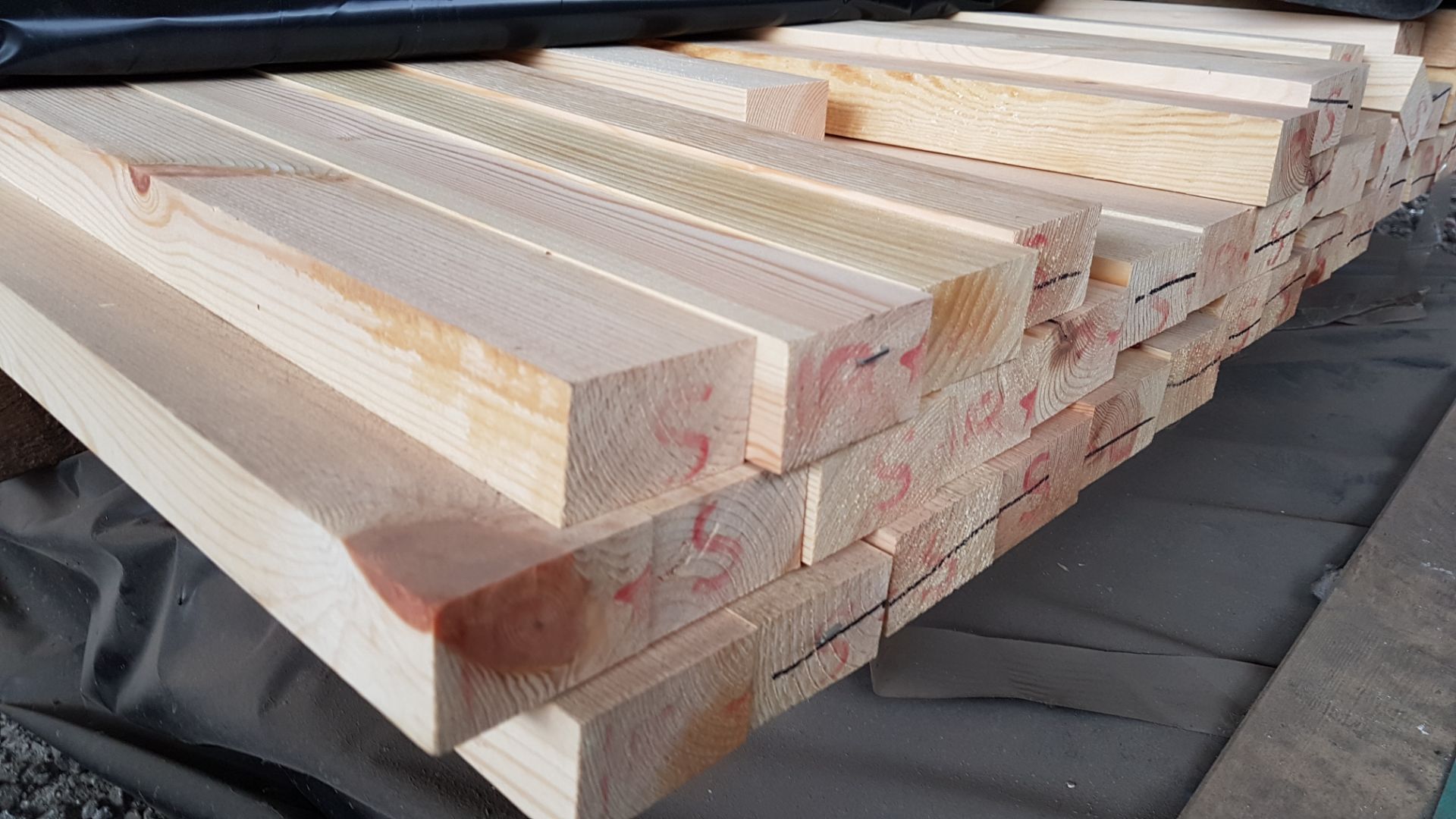 * 38x63 (34x57), planed square edge, 40 pieces @ 3900mm. Sellers ref. M321976. This lot is located