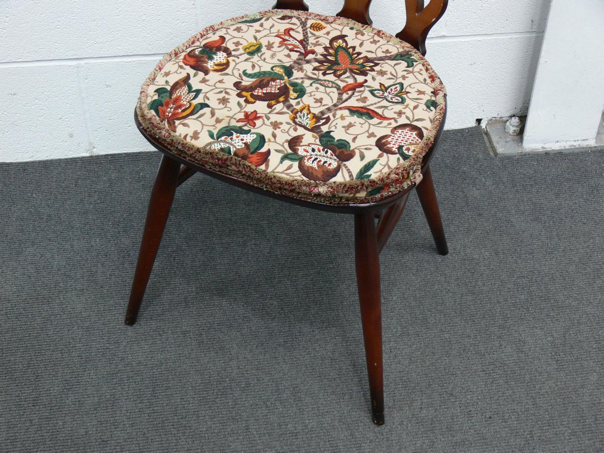Windsor Drop Leaf Gateleg Table with 4 Cushioned Fleur De Lis Chairs. (Table H70cm, W128cm, - Image 5 of 5