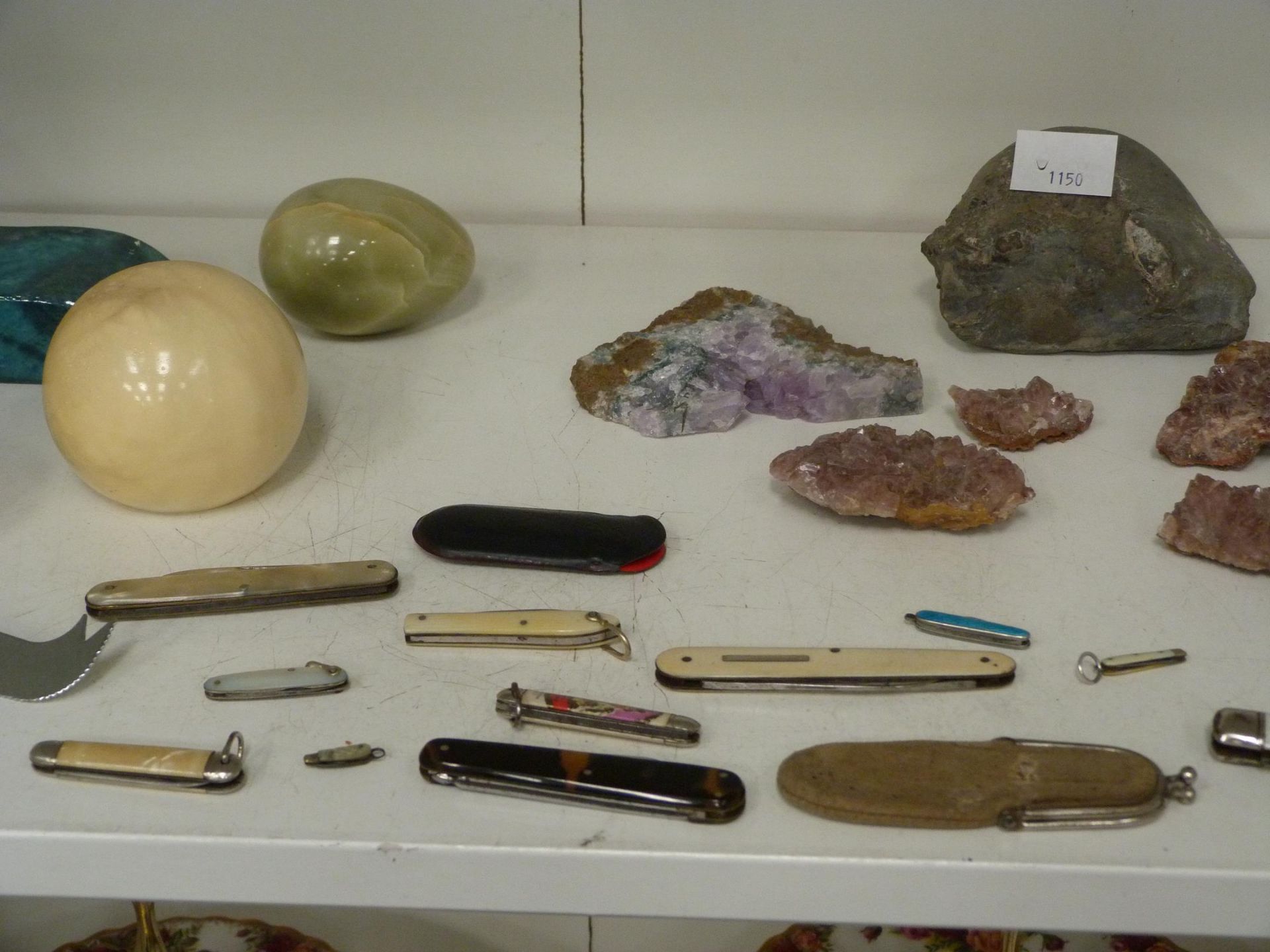 A Collection of Pen Knives, and various mineral specimens to include Agate, Marble, Alabaster - Bild 2 aus 4