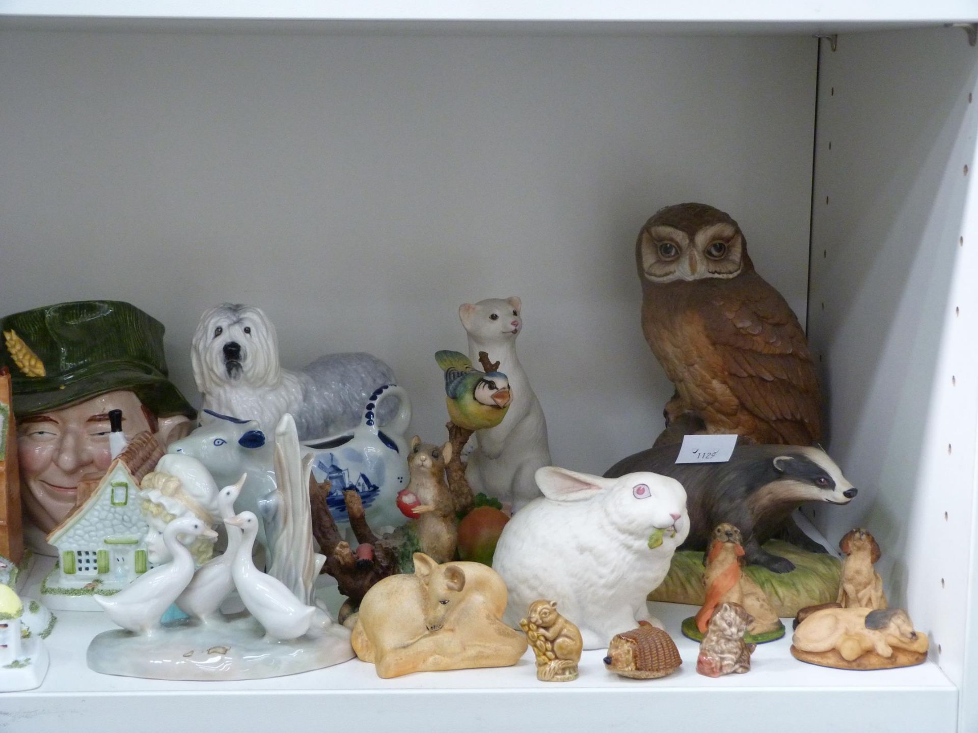 A shelf to include a large variety of figurines, to include Nao-LLadro Geese (A/F) Royal Worcester - Bild 2 aus 4