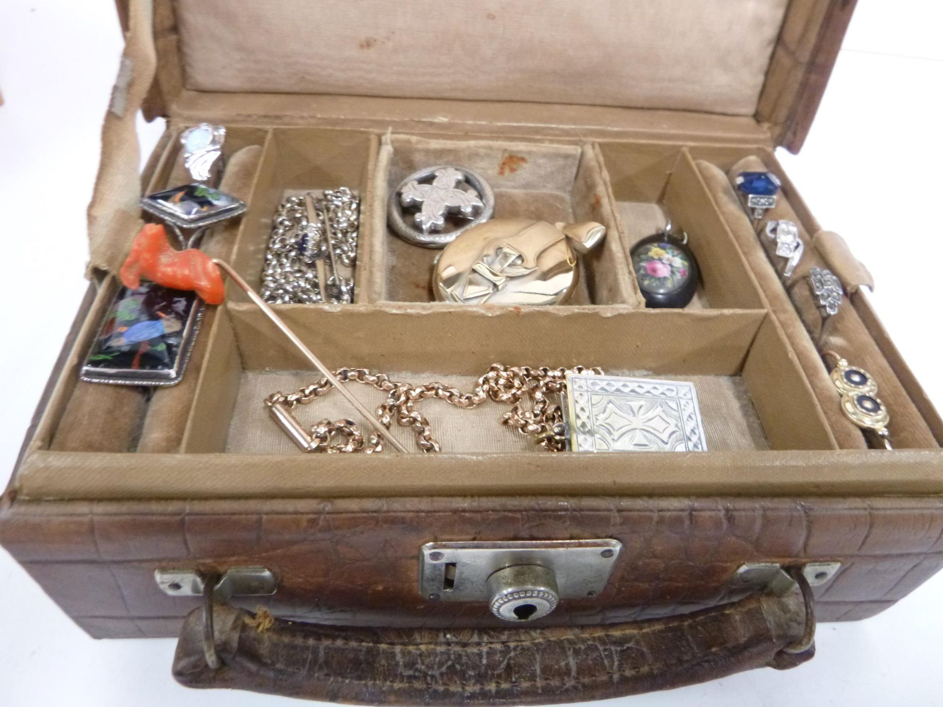 A Vintage Crocodile Jewellery Case and contents to include Antique and Vintage Gold and Silver - Image 6 of 6