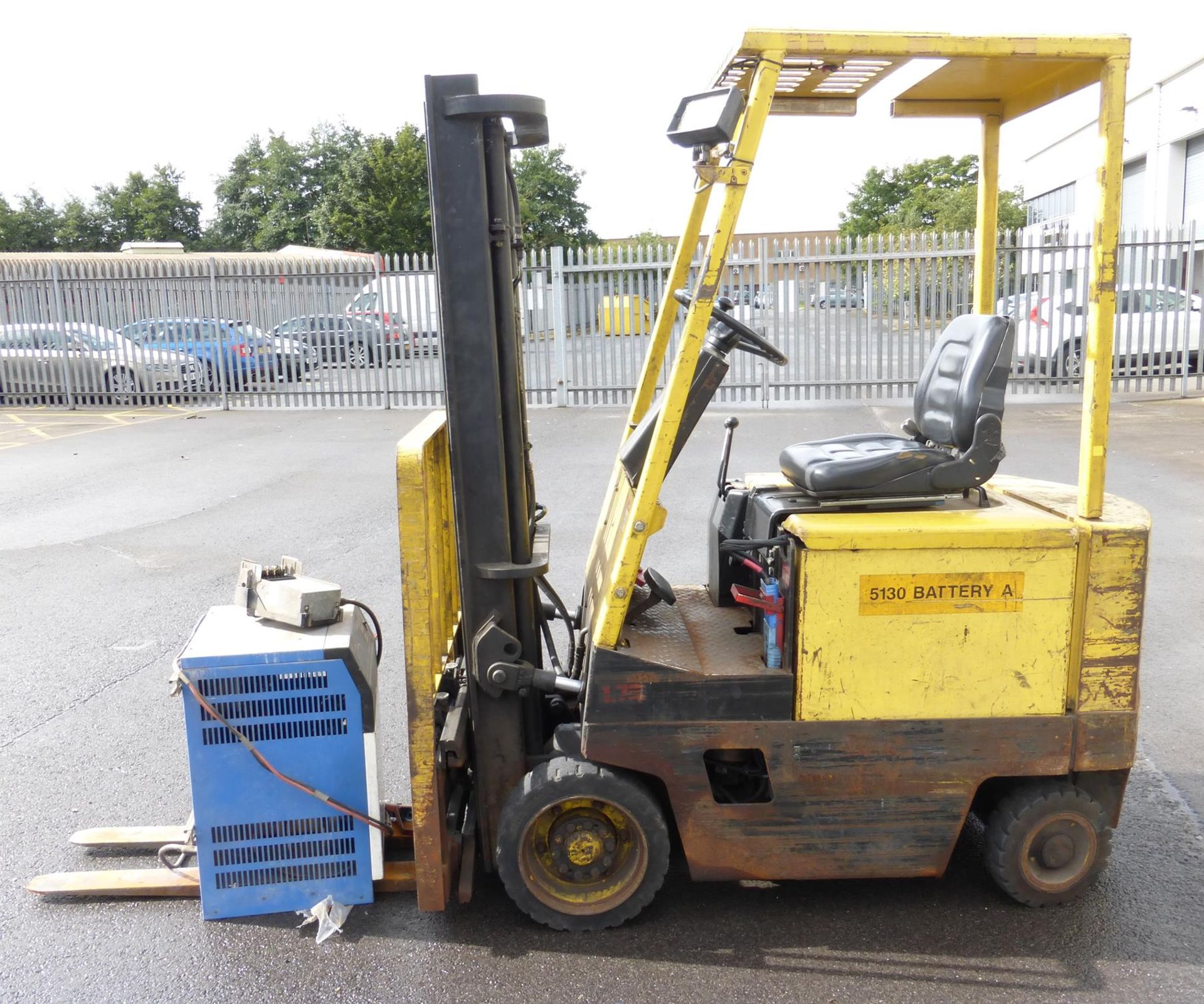 * Hyster 1200Kg electric Forklift C/W Charger 'spares or repair'. Please note there is a £20 plus - Image 5 of 5