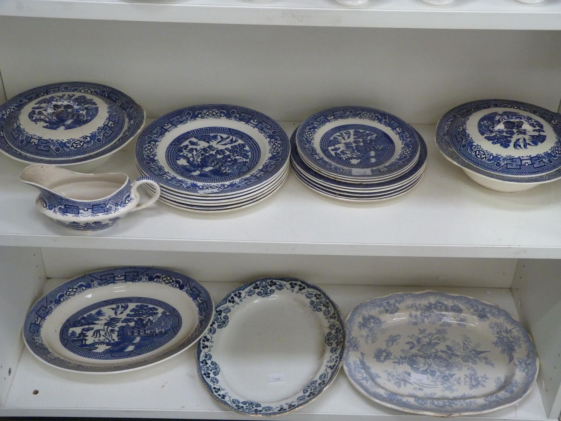 Three shelves to contain a selection of Blue & White Tableware/Ornaments to include Royal Doulton ' - Bild 5 aus 5