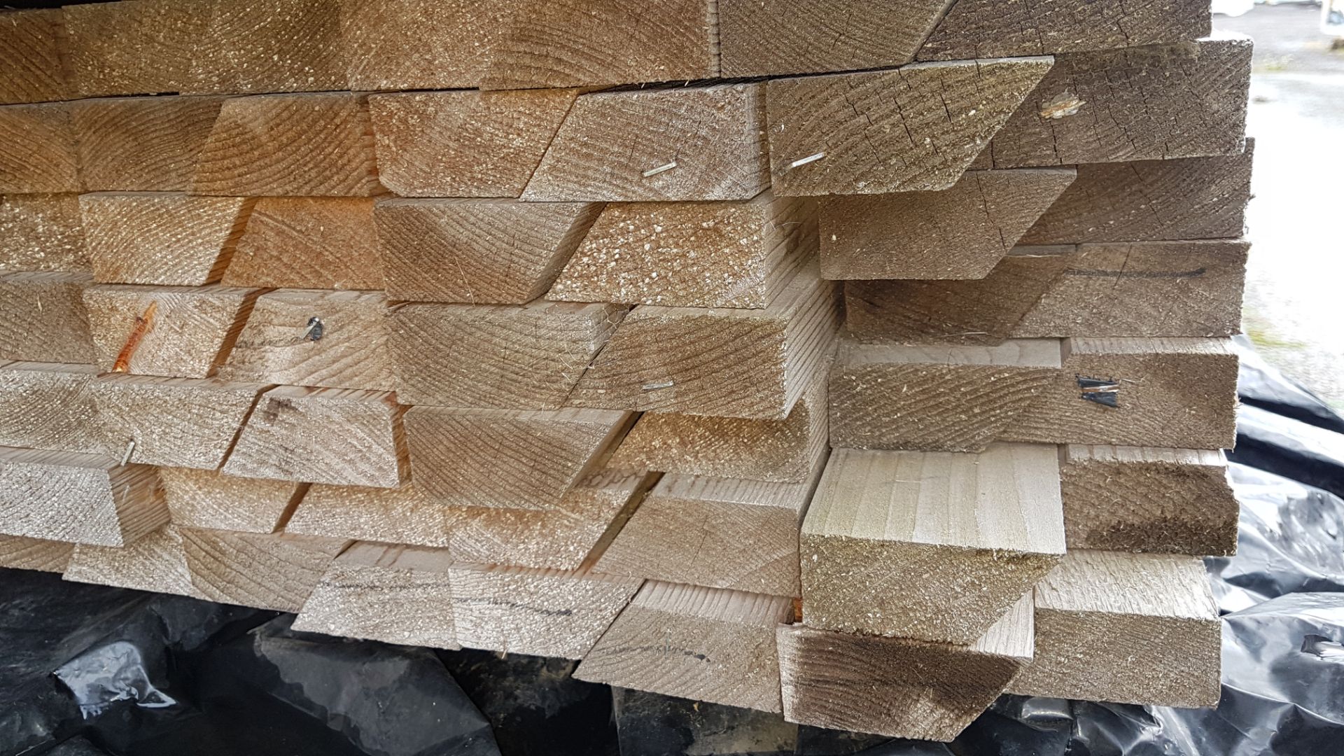 * 32x50 (30x38), planed square edge, bevelled, 122 pieces @ 4200mm. Sellers ref. MX0226. This lot is