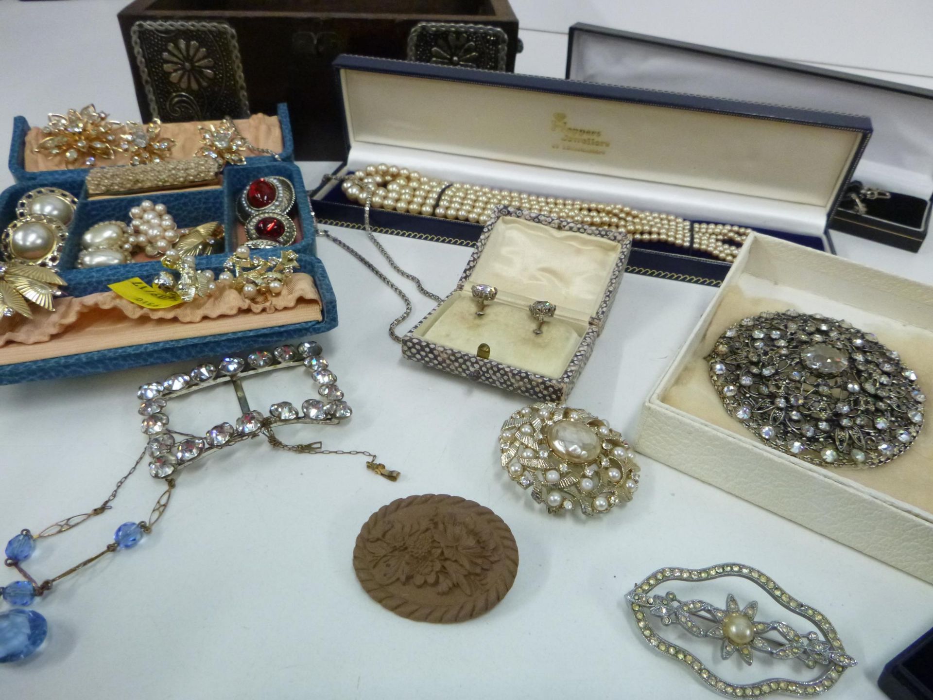 A qty of boxed Antique/Vintage Costume Jewellery and Two Jewellery Boxes with Costume Jewellery. ( - Image 5 of 5