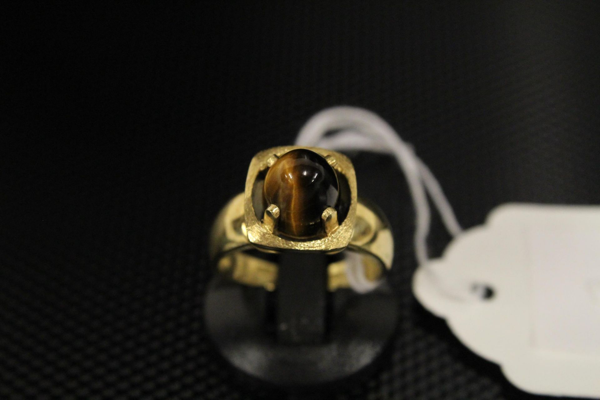 An 18ct Gold Gold Dress Ring with fancy stone size Q, cased. (Est. £70 - £100) - Image 4 of 5