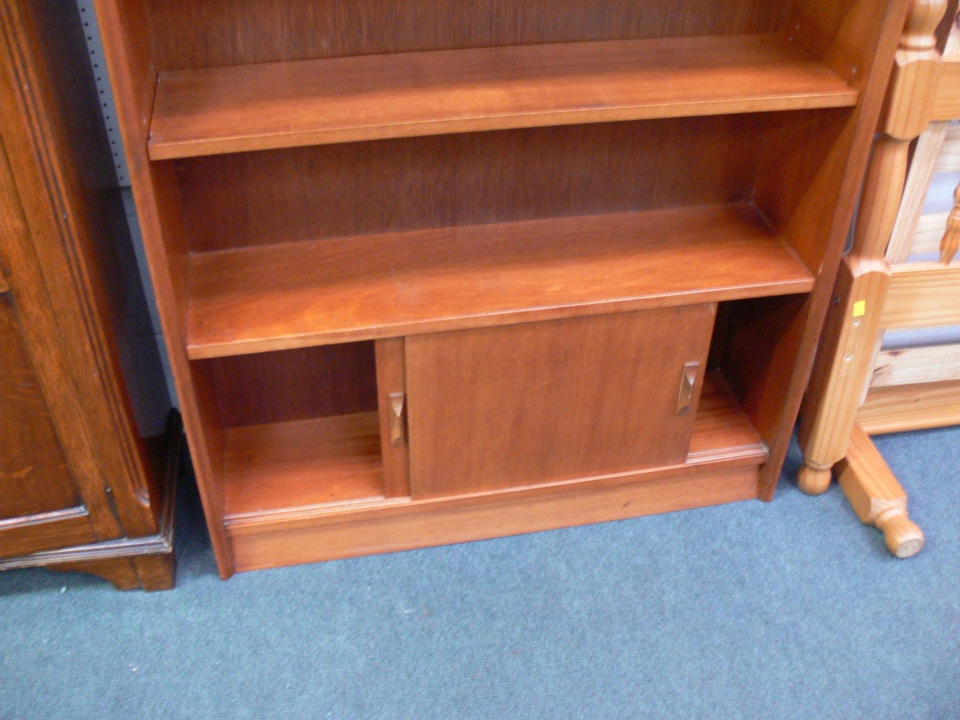 An open Bookcase with 3 adjustable shelves with cupboard below with sliding doors (H147.5cm W91cm - Image 2 of 2