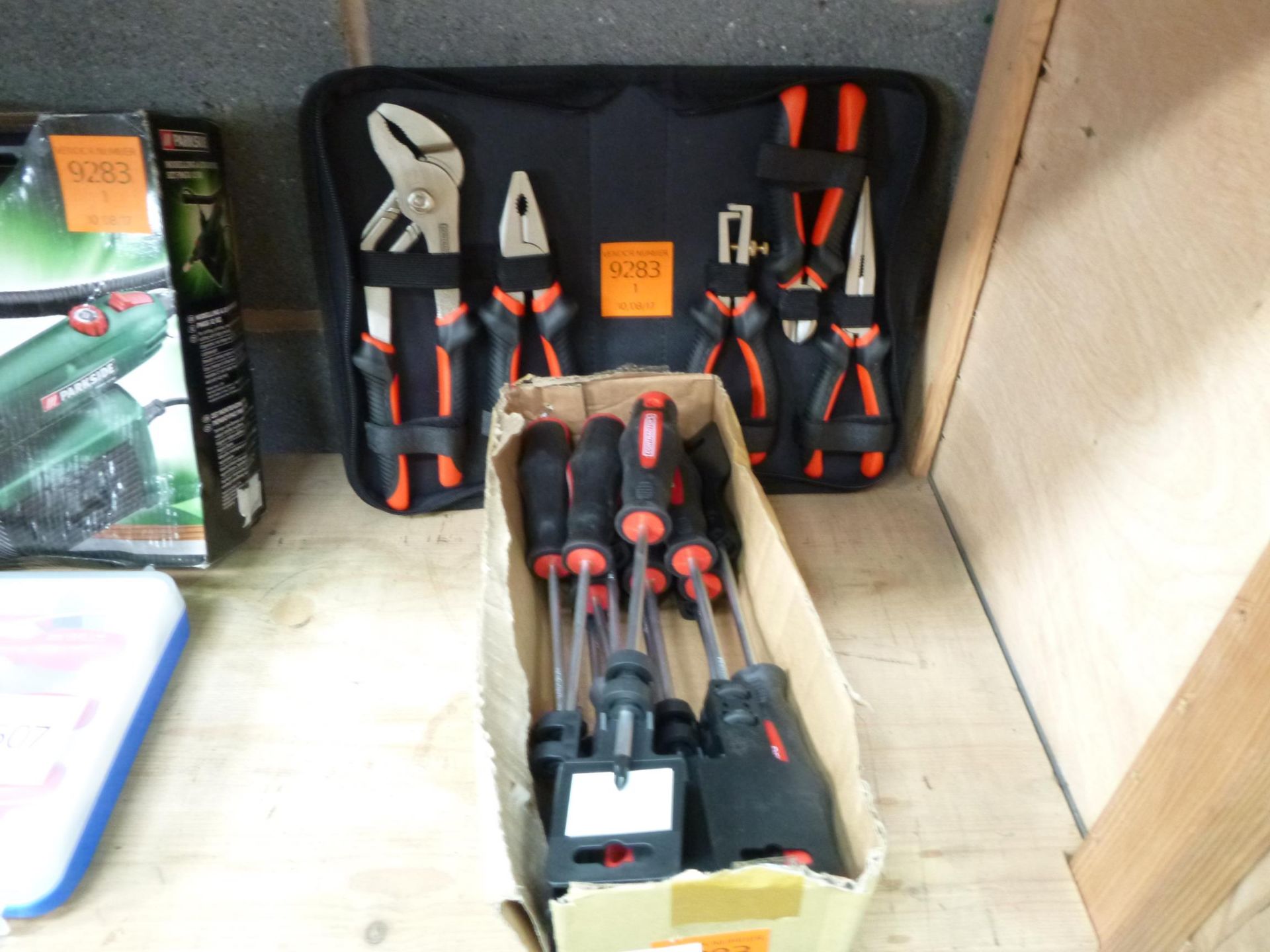 A qty of Contractor PH2x150mm Screwdrivers c/w a 5 piece Tool Set.