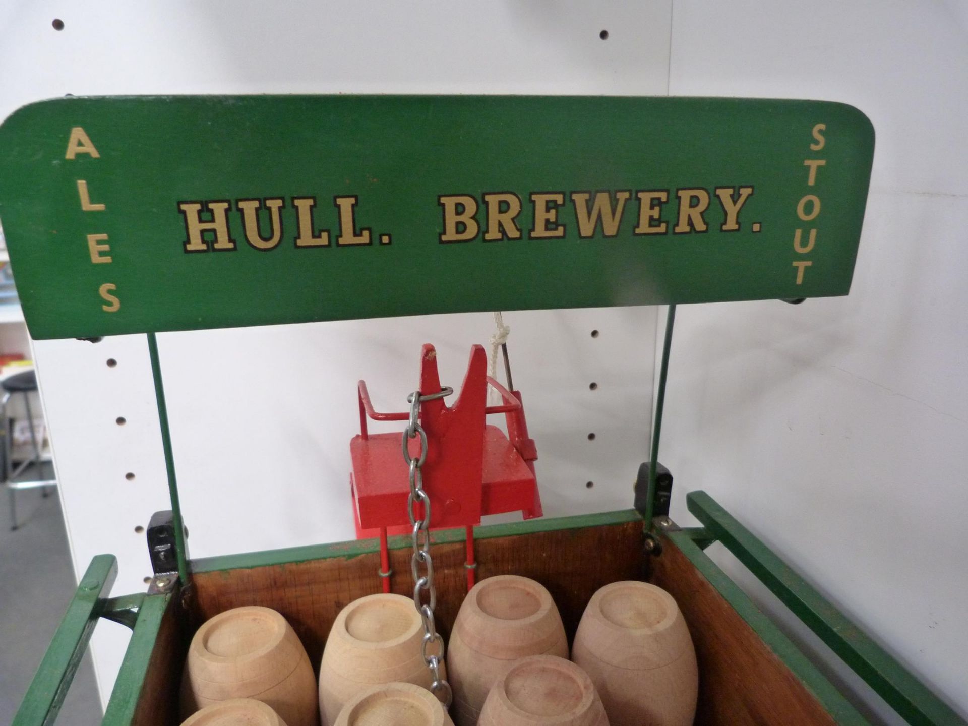 A large ''Hull Brewery'' Barrel Delivery Cart with turned wooden barrels (H41cm, W26cm, L40cm) ( - Image 2 of 6