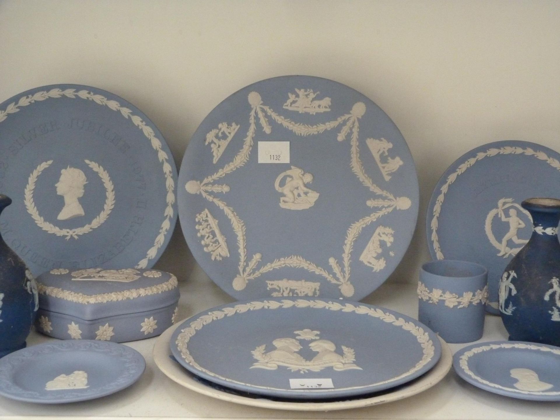Two shelves to contain an assortment of Wedgwood, including two young girl figurines, 'Ireland' lady - Bild 6 aus 7