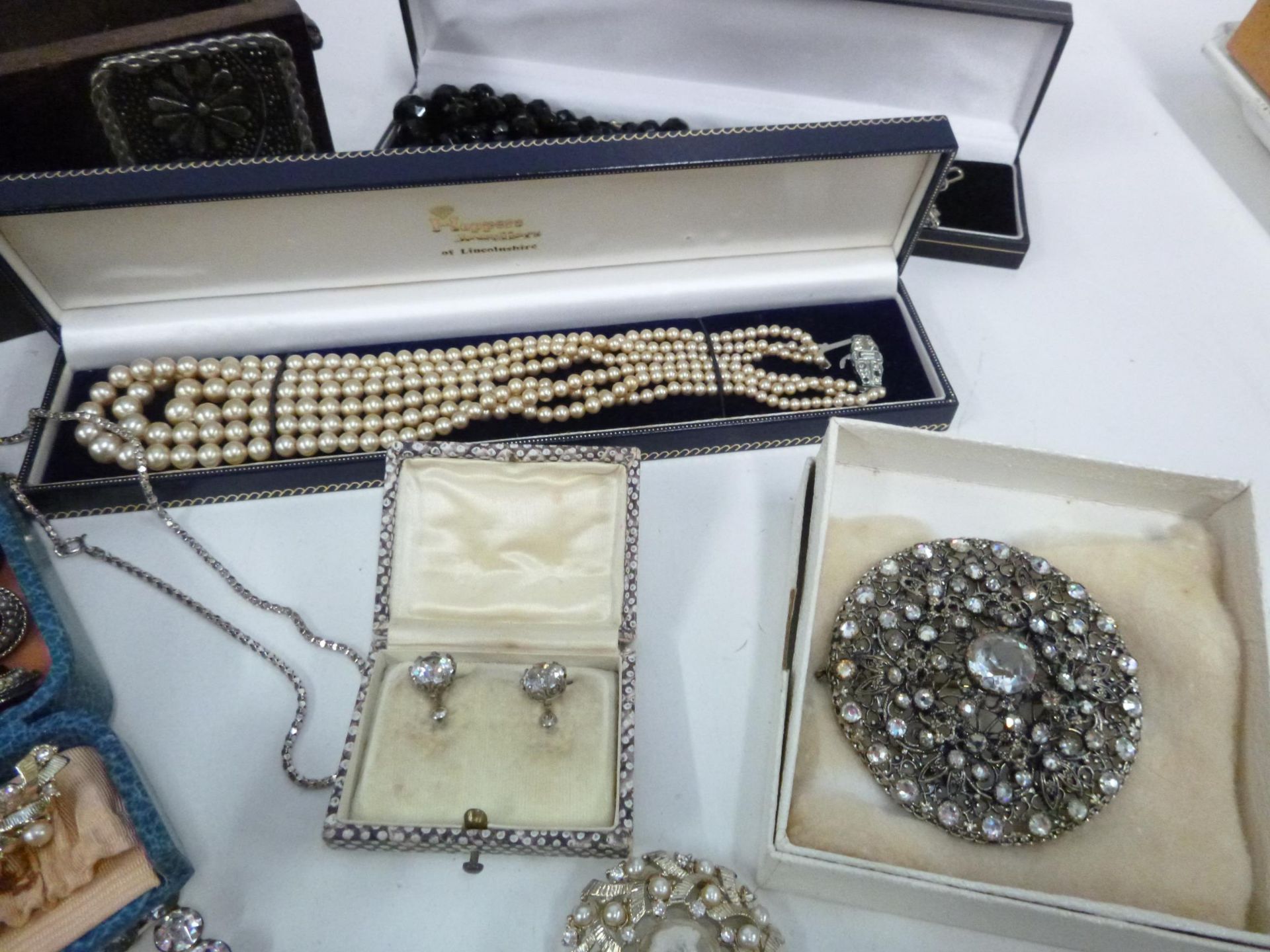 A qty of boxed Antique/Vintage Costume Jewellery and Two Jewellery Boxes with Costume Jewellery. ( - Image 4 of 5