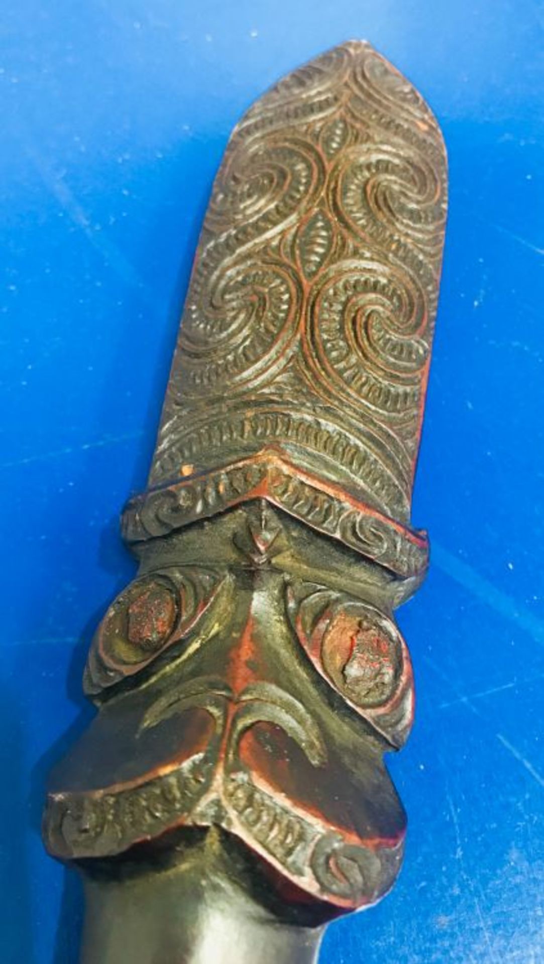 A Hardwood Maori Taiaha Fighting Staff. Length 1.55m, width 60mm at the widest point. (est. £ - Image 3 of 9