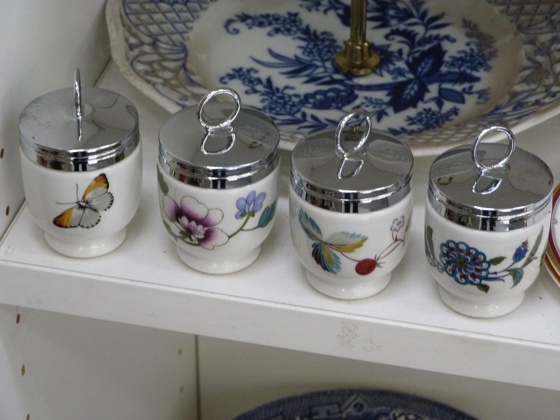 Three shelves to contain a selection of Blue & White Tableware/Ornaments to include Royal Doulton ' - Bild 2 aus 5