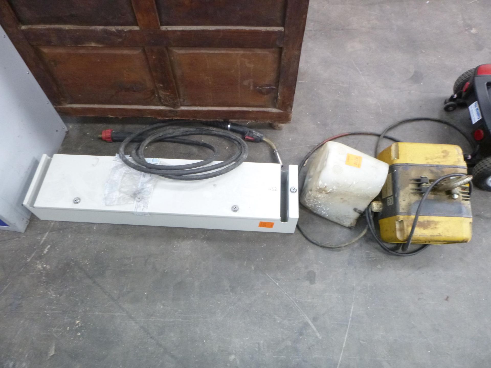 A BOC MG 251 Welding Lead and a GIS 0.5-1.0T on Lifting Hoist and Chain