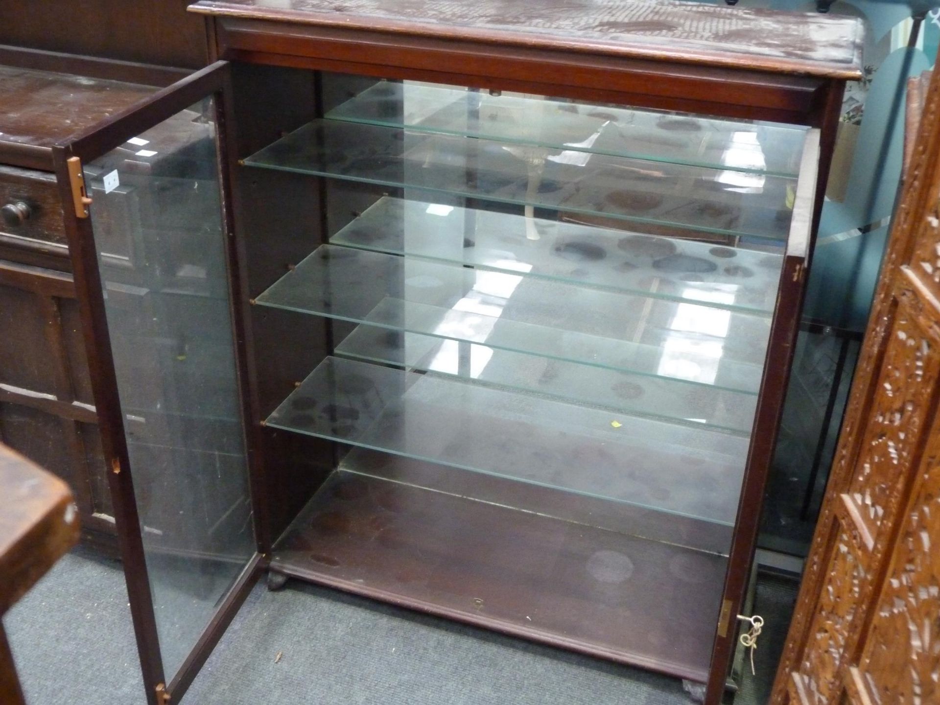 A mirror backed Display Cabinet with three glass shelves behind lockable glazed doors (with key) ( - Image 4 of 4