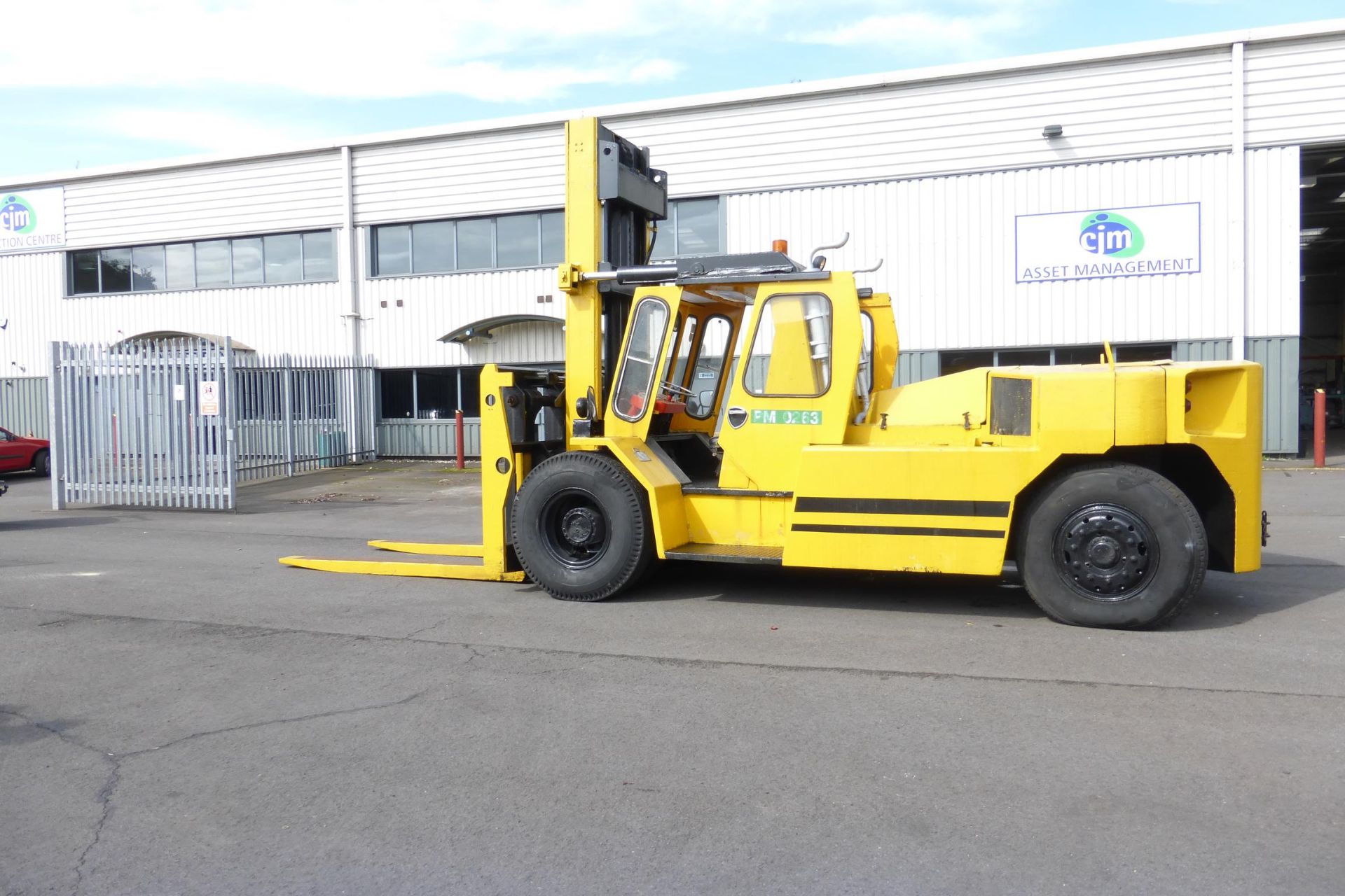 * Henley Heron 15T Diesel Perkins V8 Powered Forklift, c/w 8' Tynes. - Image 3 of 19