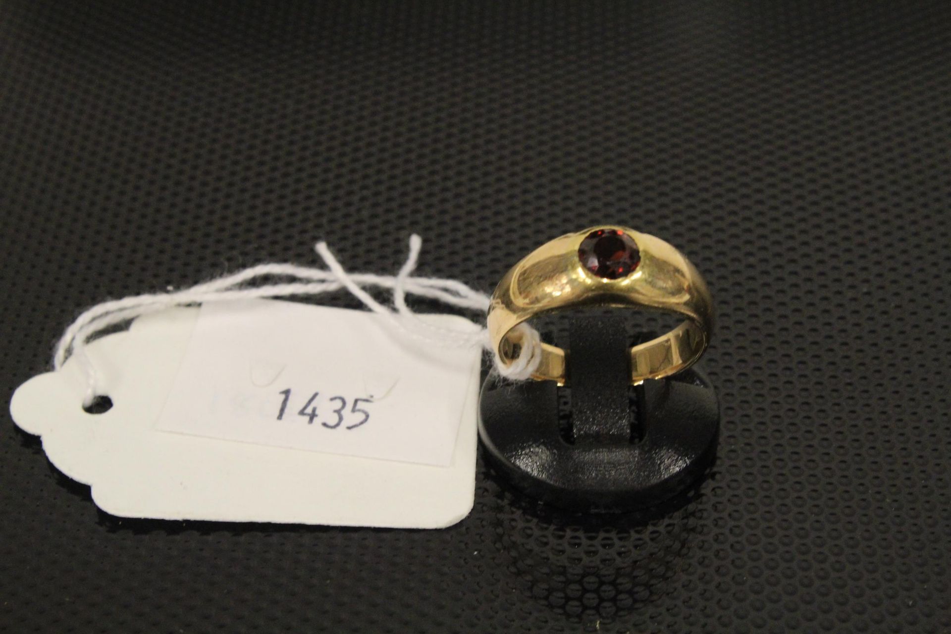 A Gentleman's 18ct Gold Signet Ring set with a single Ruby (?) size Q/R cased. (Est. £100 - £200)