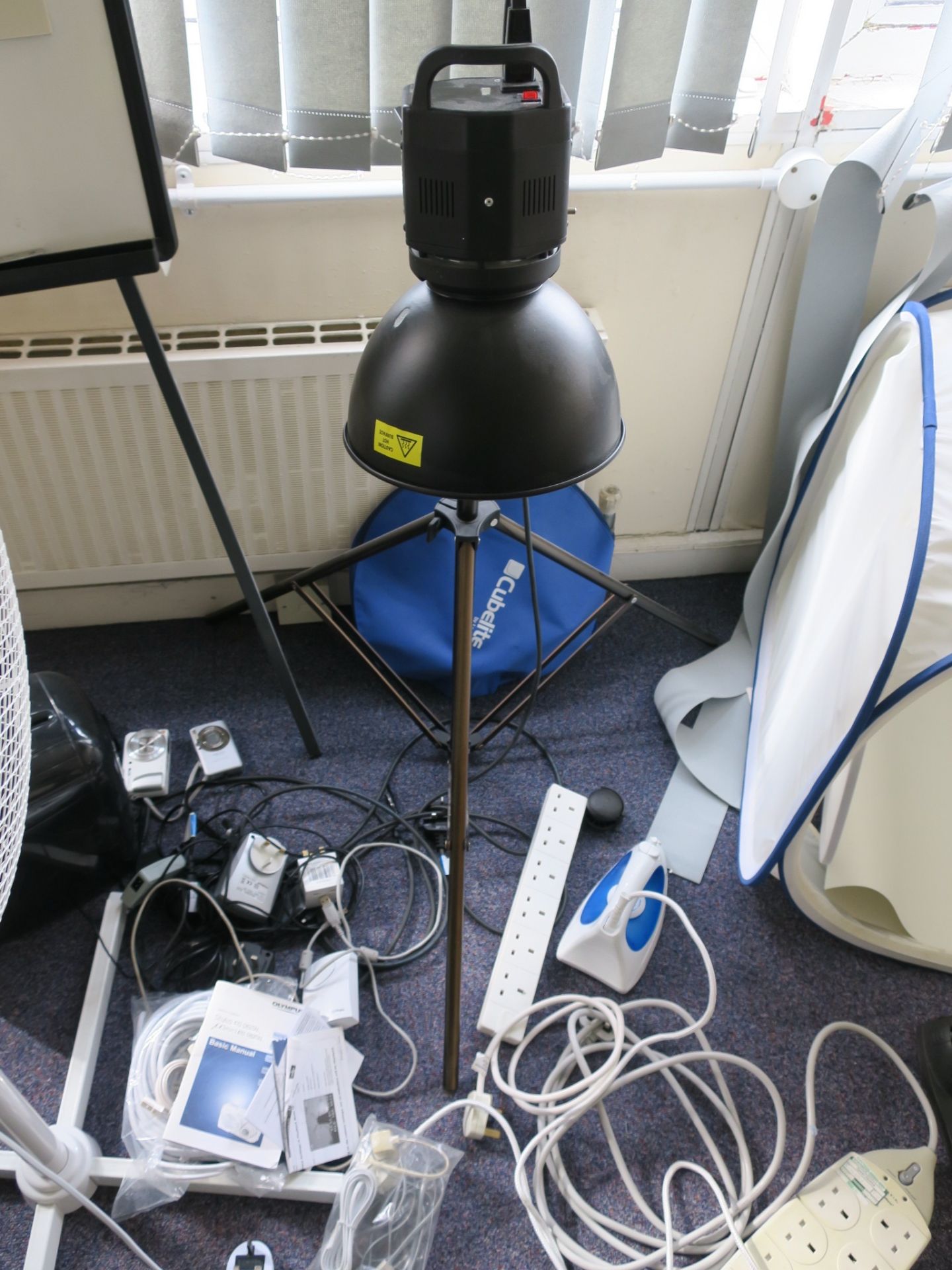 * Professional Photography Light, Shredder, Fan, Extension Cables, Christmas Decorations, - Image 4 of 5