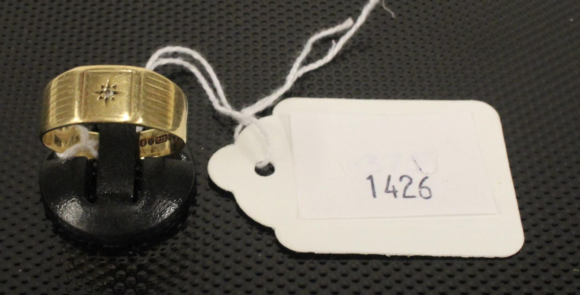 A Gentleman's 9ct Gold Signet Ring set with a single Diamond 4gms, size U. (Est. £40 - £60)