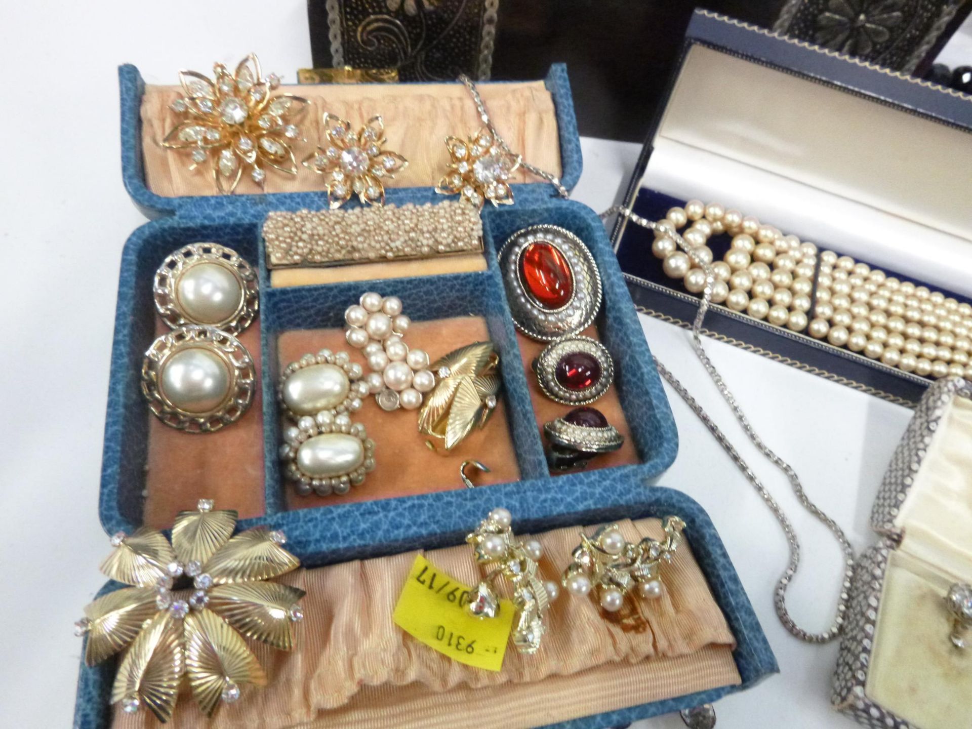 A qty of boxed Antique/Vintage Costume Jewellery and Two Jewellery Boxes with Costume Jewellery. ( - Image 3 of 5