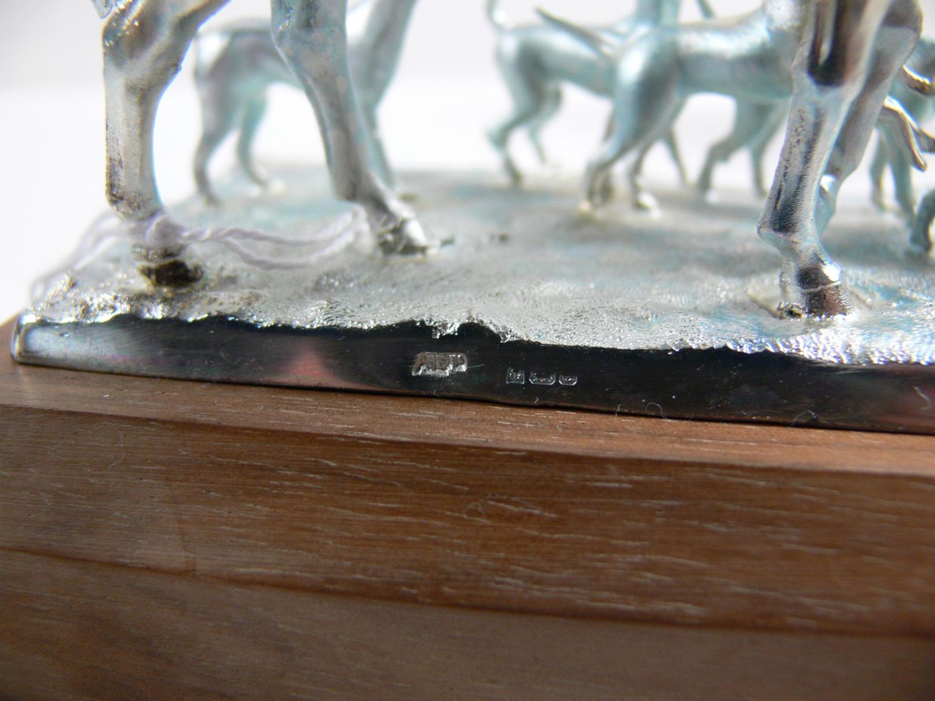 A Silver Model 'Master & Hounds' on Wooden Base (Birmingham - 1979 (?) Ammonite Ltd) (RRP £695.00) - Image 5 of 6