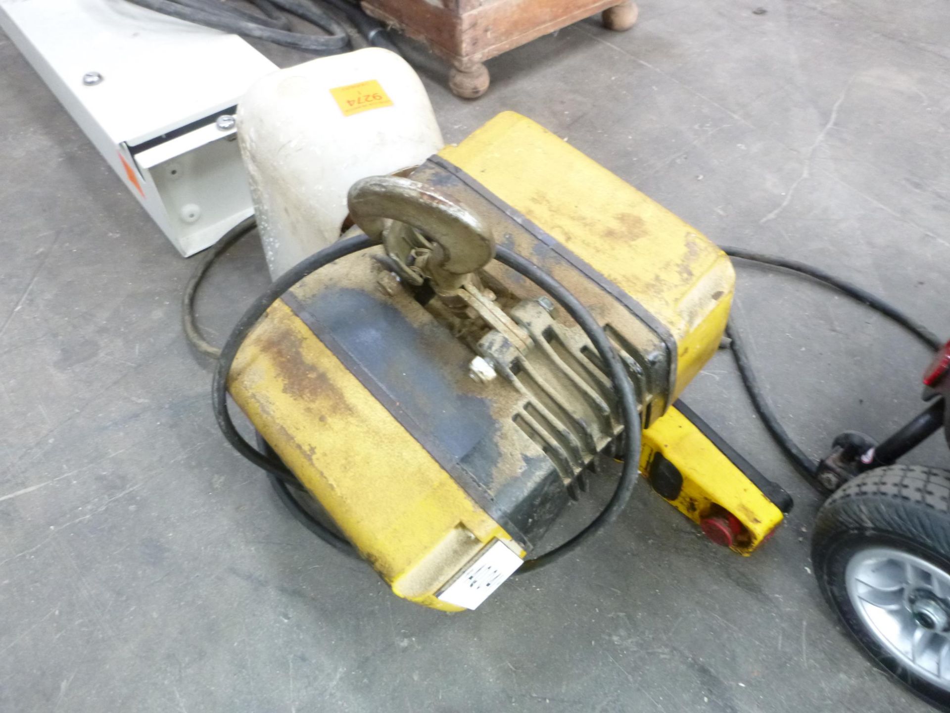 A BOC MG 251 Welding Lead and a GIS 0.5-1.0T on Lifting Hoist and Chain - Bild 2 aus 3