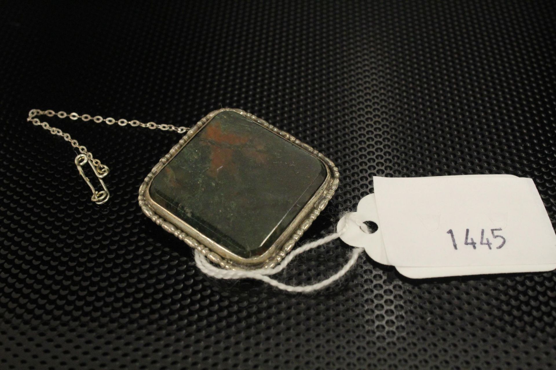 Silver jewellery -Ingot Pendant on a Chain, fancy bar Brooch and a hardstone Brooch. (Est. £90 - £ - Image 3 of 7