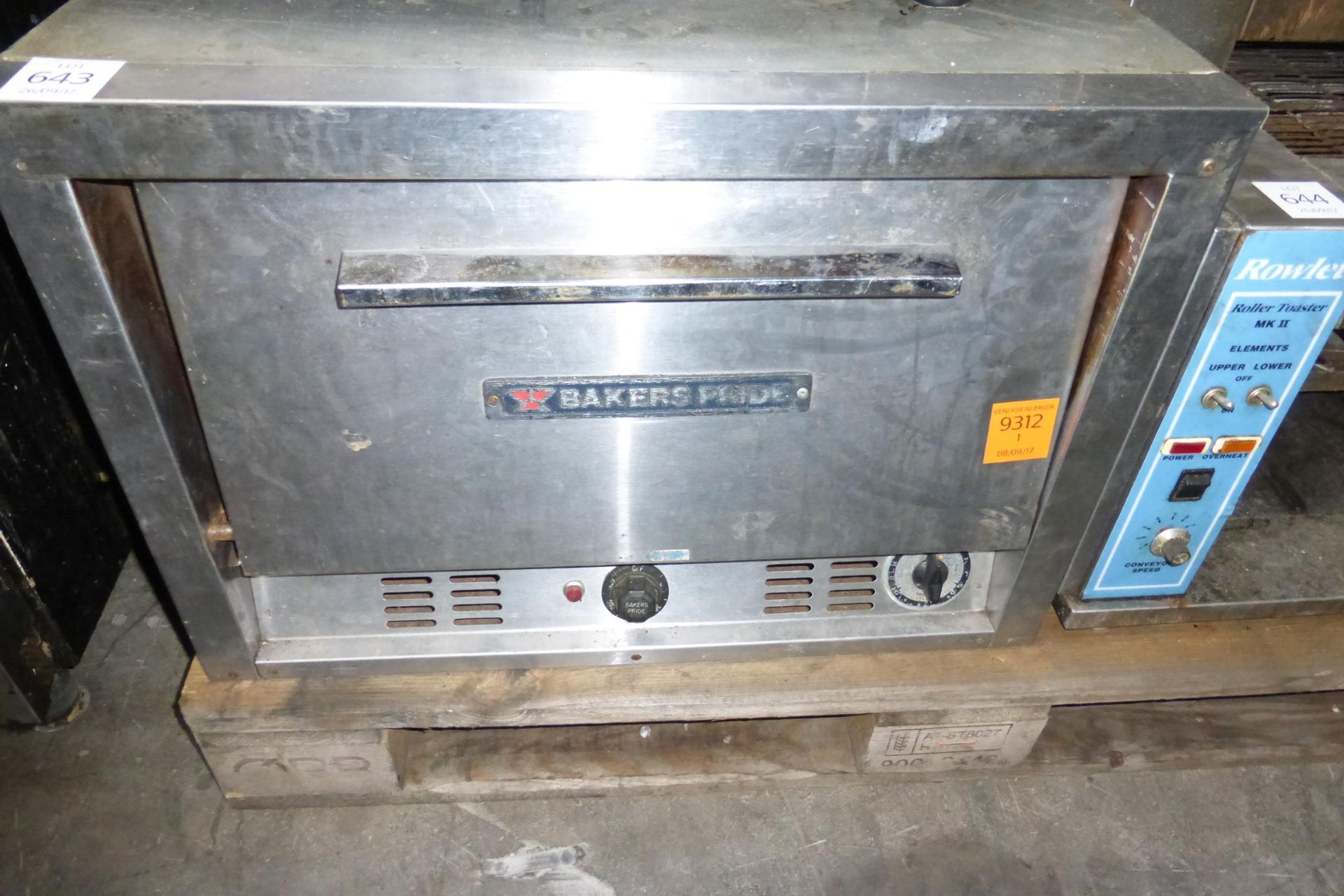 A Stainless Steel Bakers Pride Pizza Oven. Please note there is a £5 plus Vat lift out fee on this