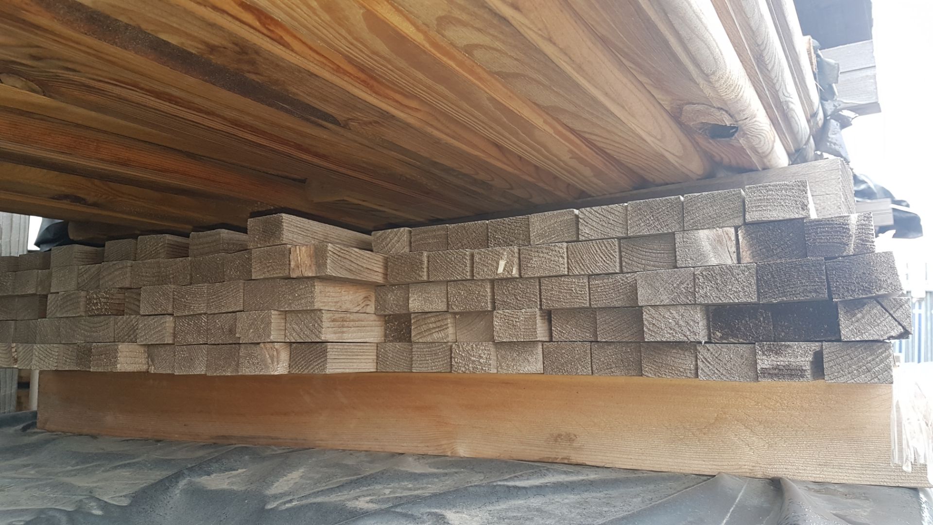 * 32x42 (25x35), planed square edge, 125 pieces @ 3300mm. Sellers ref. MX0253. This lot is located