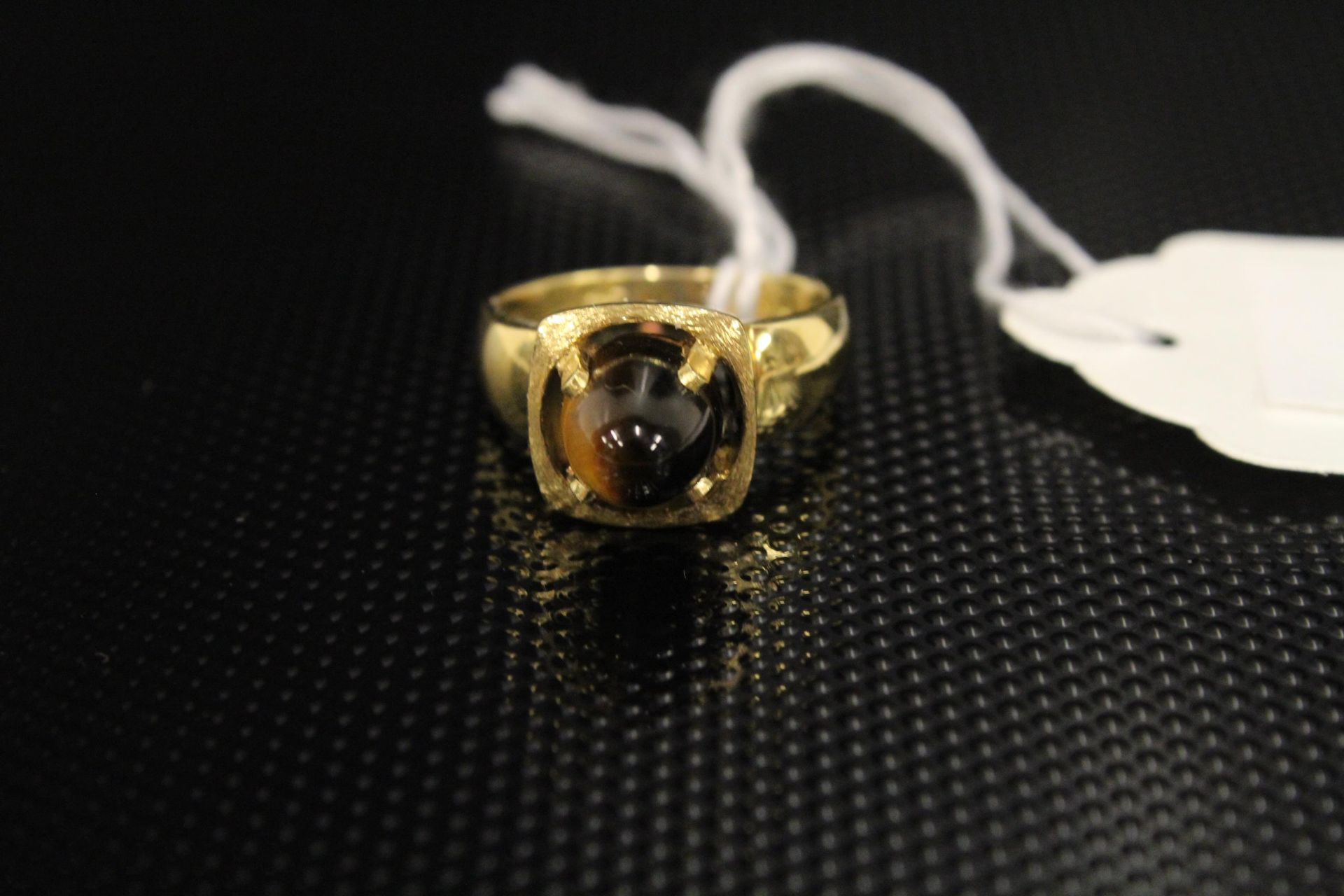 An 18ct Gold Gold Dress Ring with fancy stone size Q, cased. (Est. £70 - £100)