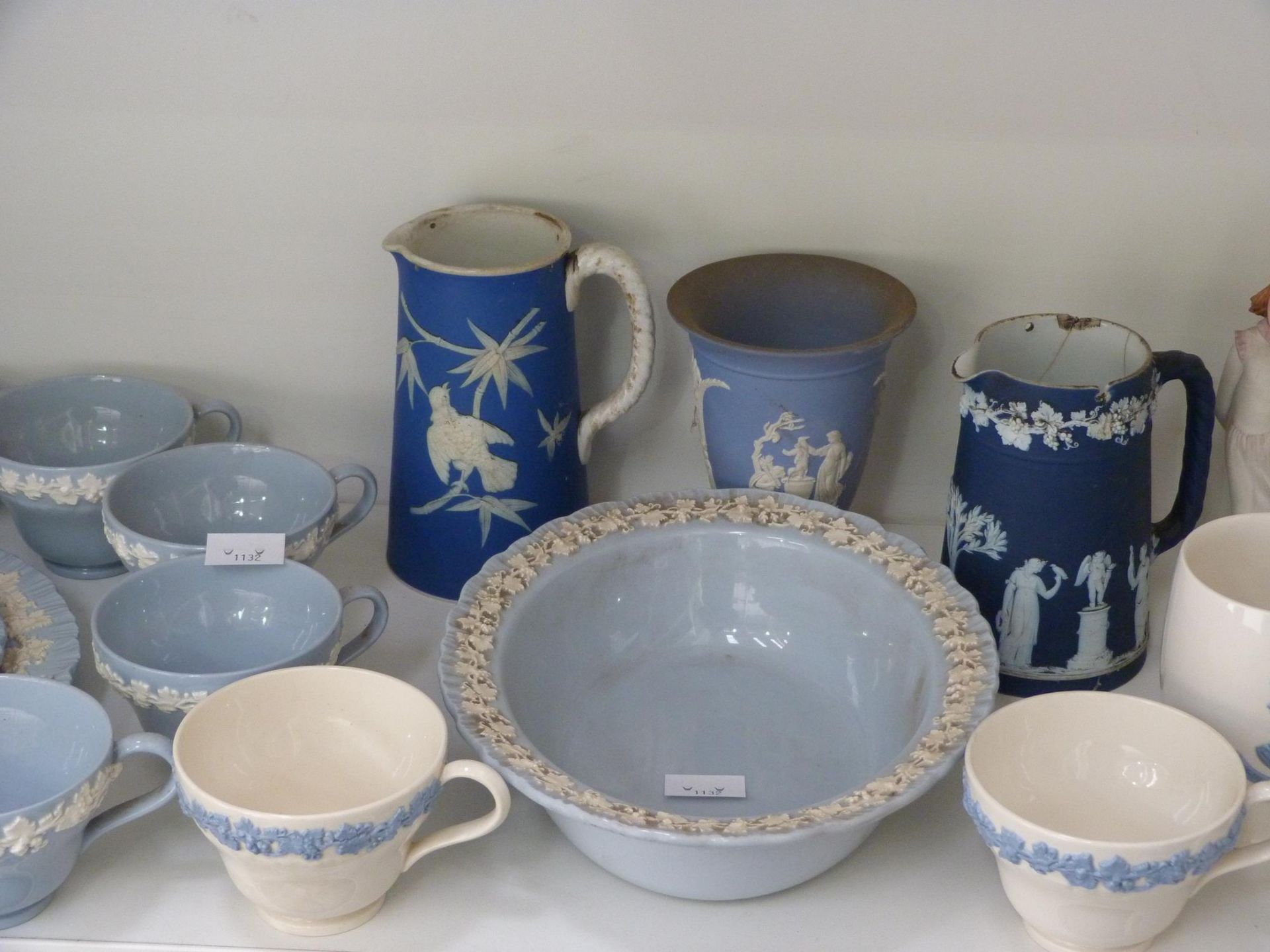 Two shelves to contain an assortment of Wedgwood, including two young girl figurines, 'Ireland' lady - Bild 3 aus 7