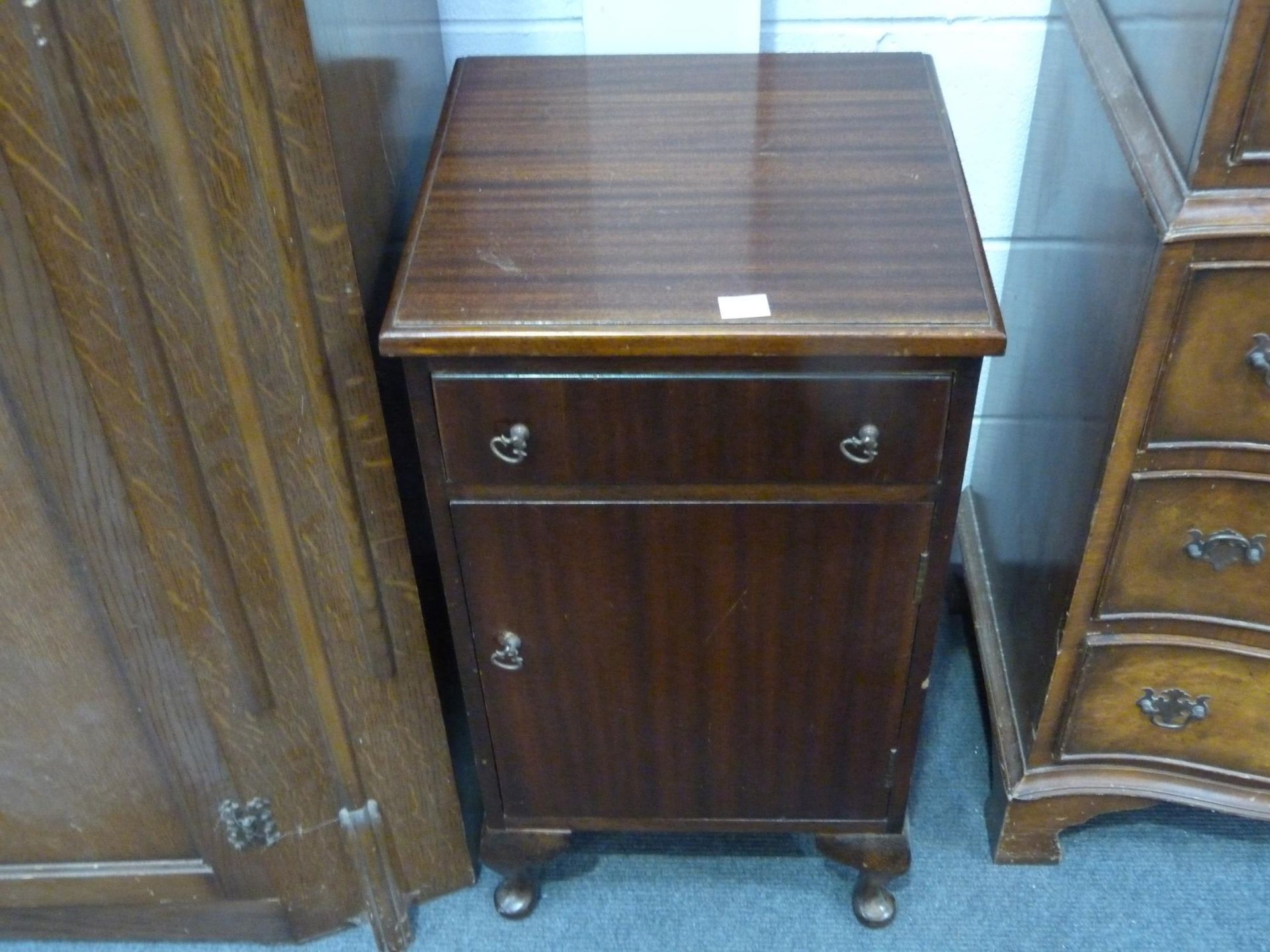 An Oak Hall Robe with Carved and Panelled single door 98cms together with a Mahogany Bedside Cabinet - Image 3 of 4